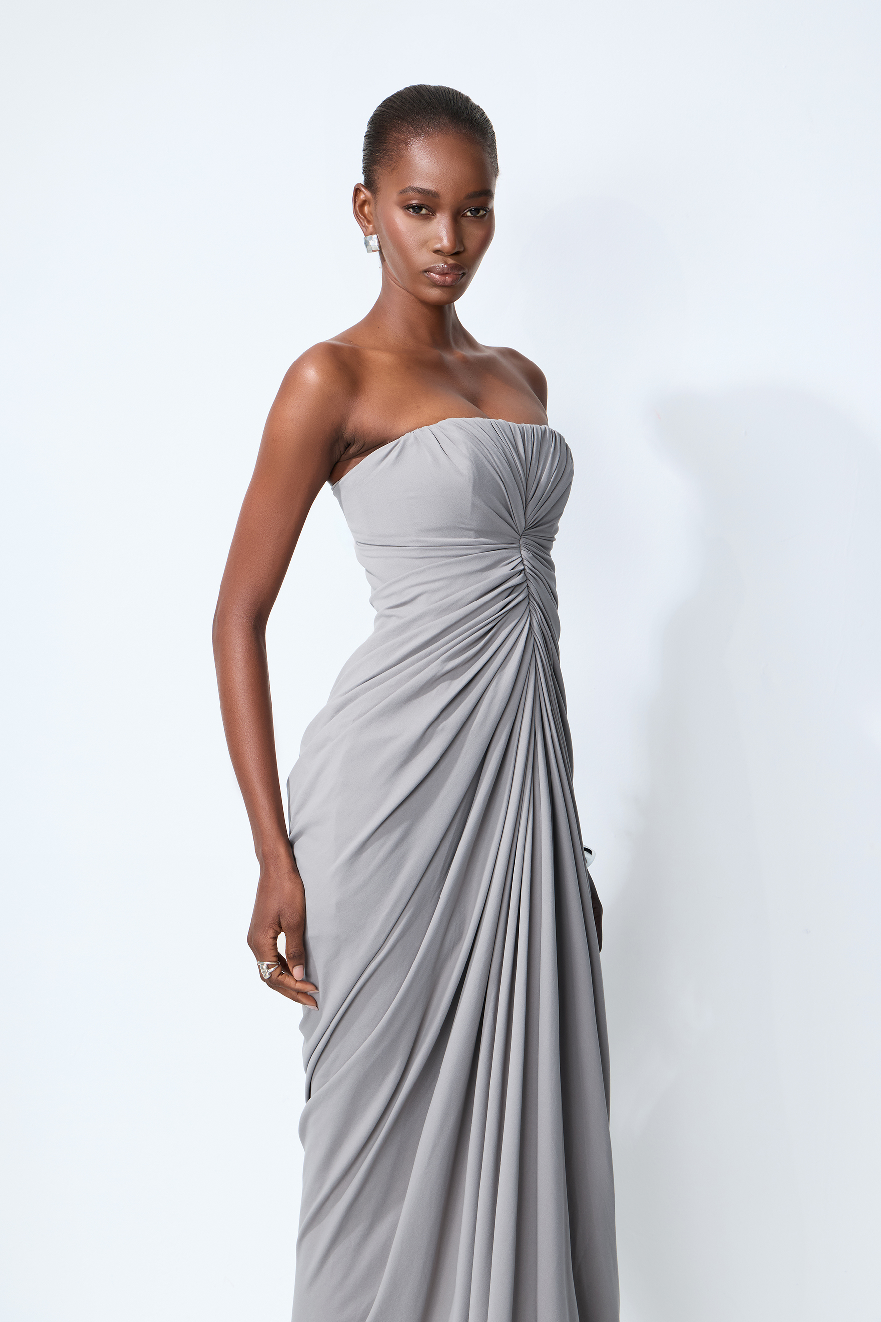 Poised Beauty Pilkas Bepečių Raukšlėtas Priekinis Maxi Suknelė