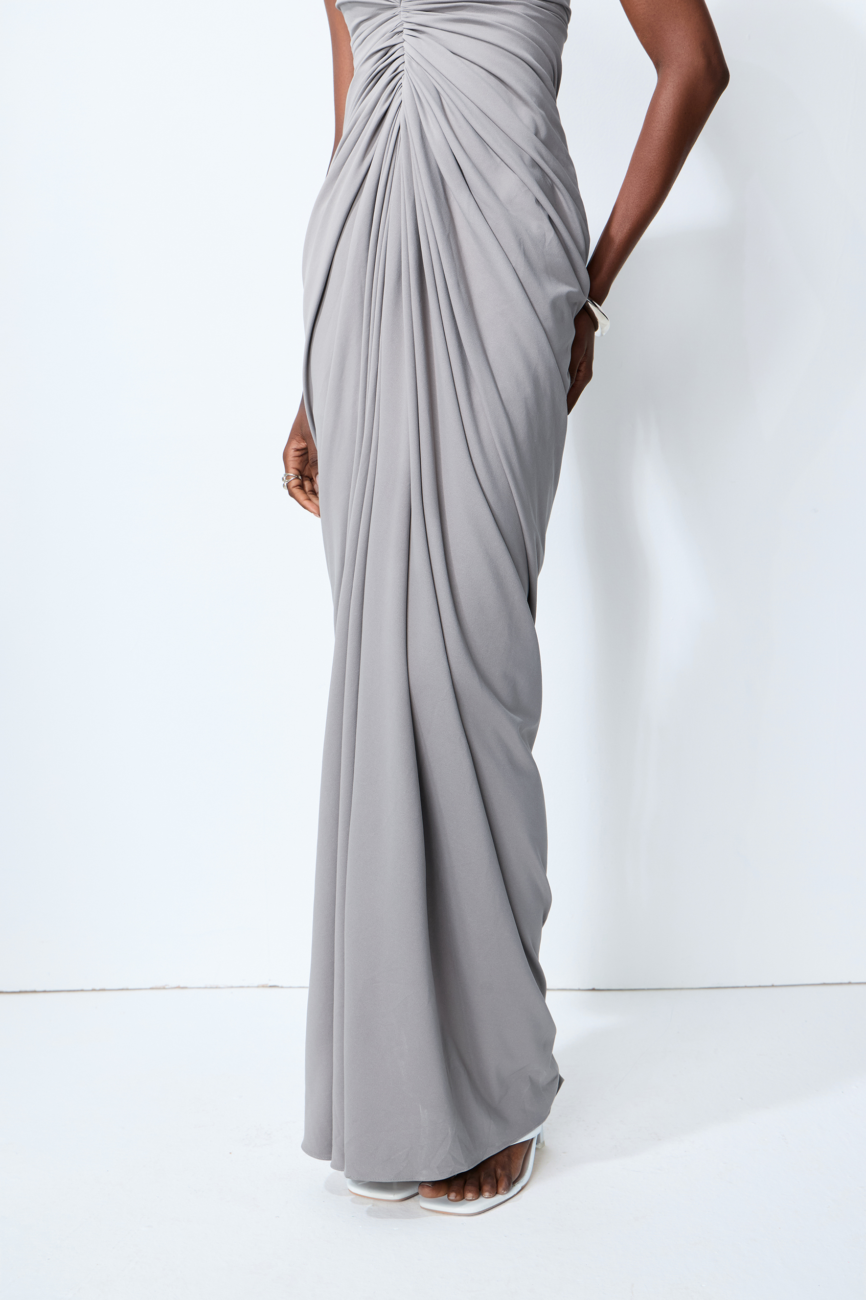 Poised Beauty Pilkas Bepečių Raukšlėtas Priekinis Maxi Suknelė