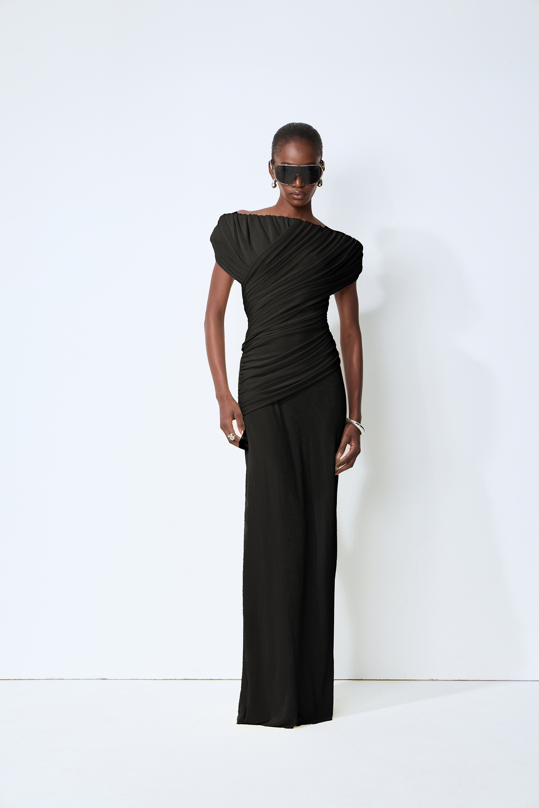 Vestido Maxi Arrugado Negro con Hombros Descubiertos Hecho para Brillar