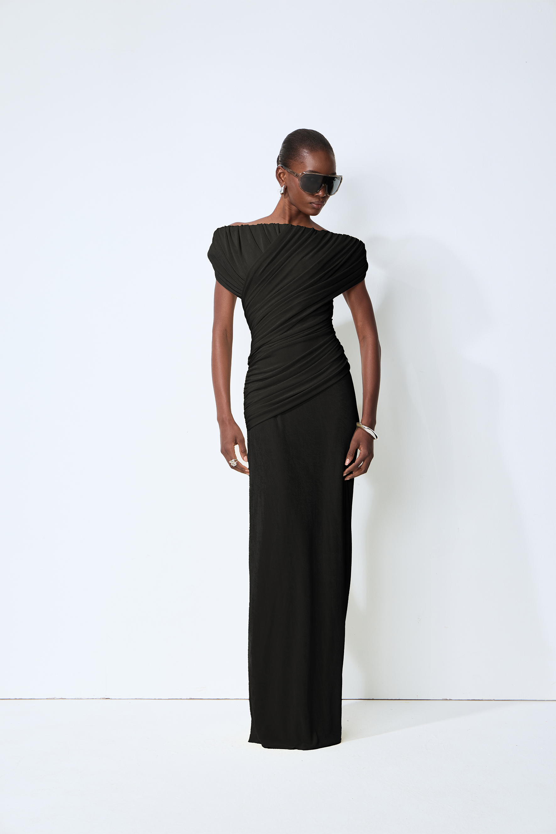 Vestido Maxi Arrugado Negro con Hombros Descubiertos Made to Shine