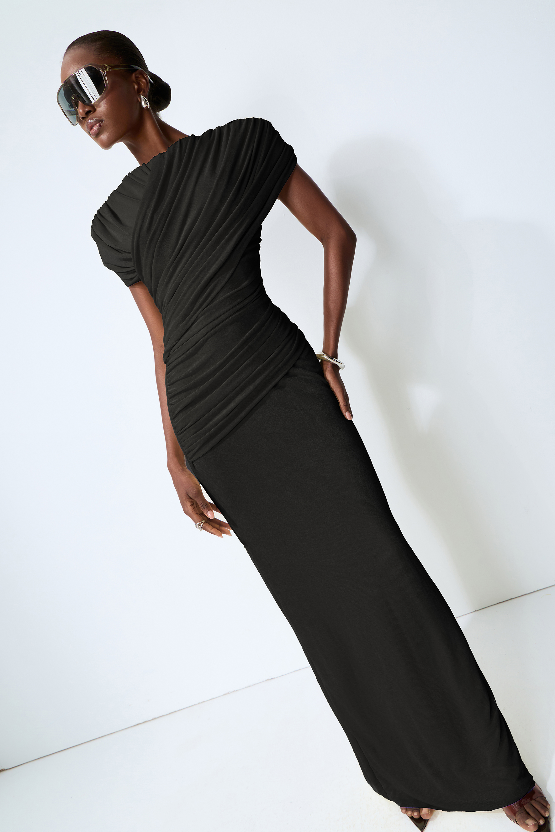 Vestido Maxi Arrugado Negro con Hombros Descubiertos Made to Shine
