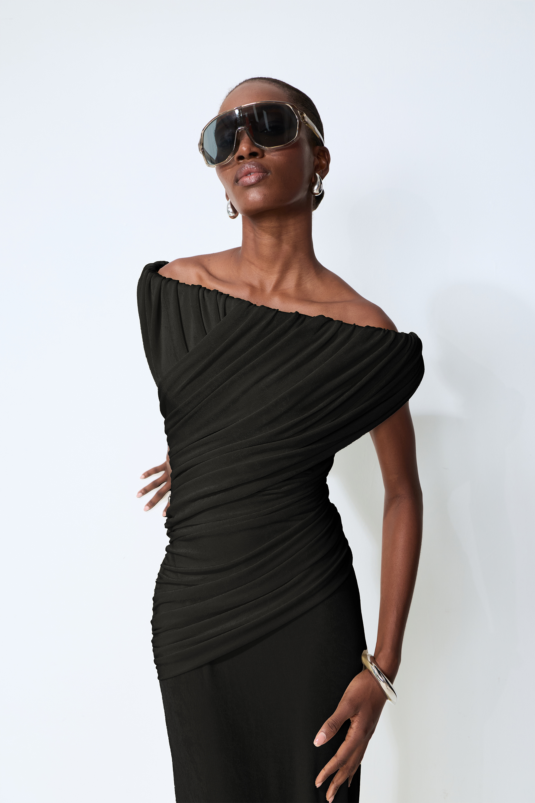 Vestido Maxi Arrugado Negro con Hombros Descubiertos Made to Shine