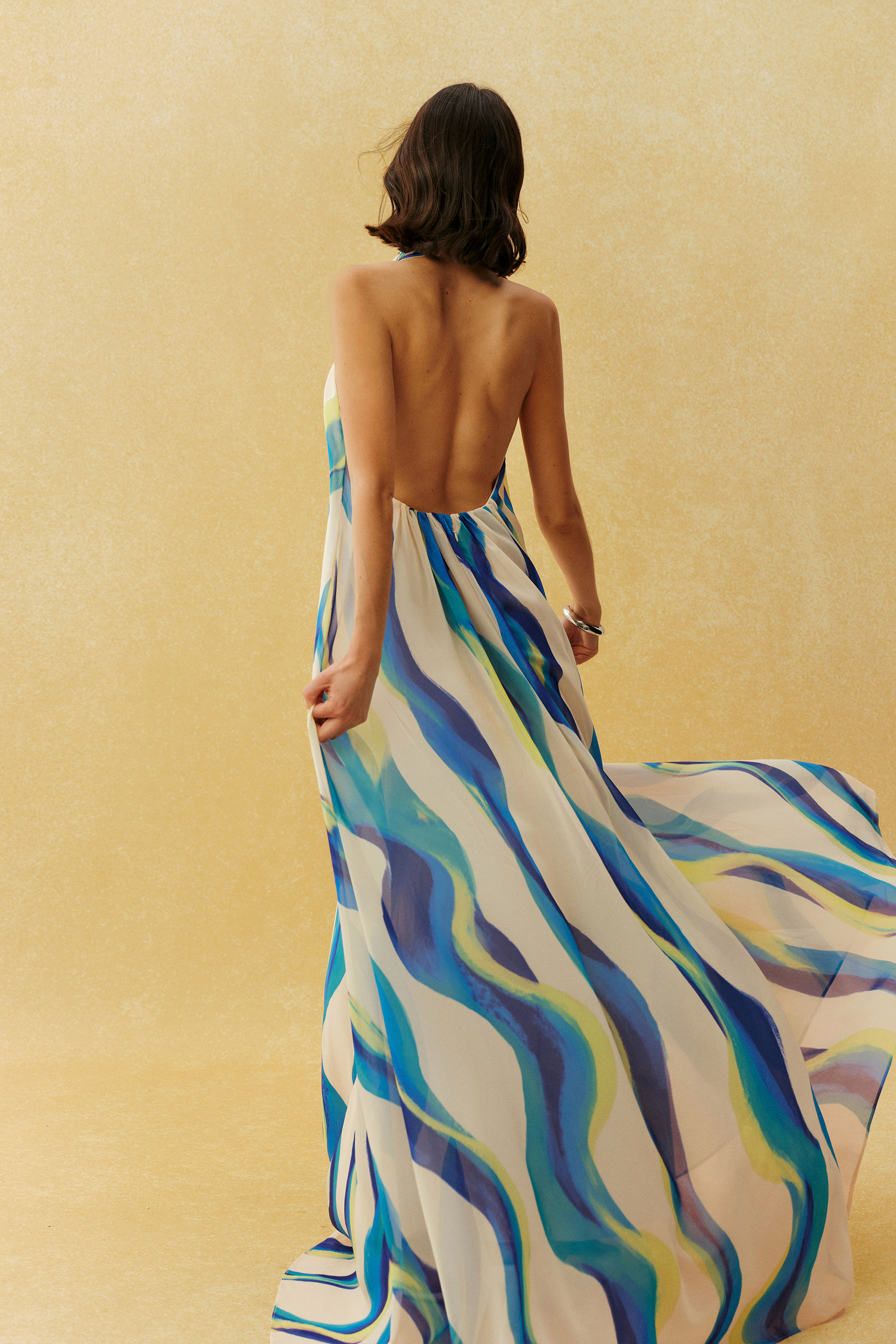 Vestido largo Sylvia con estampado abstracto y cuello halter
