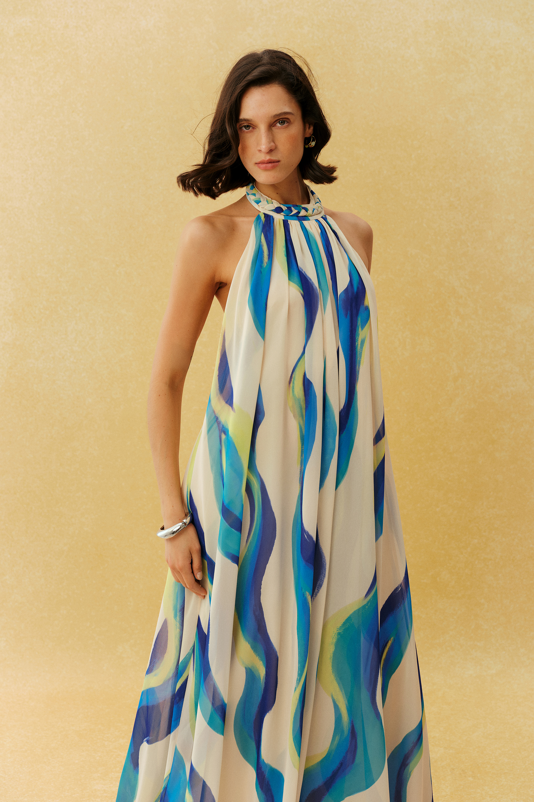Vestido largo Sylvia con estampado abstracto y cuello halter