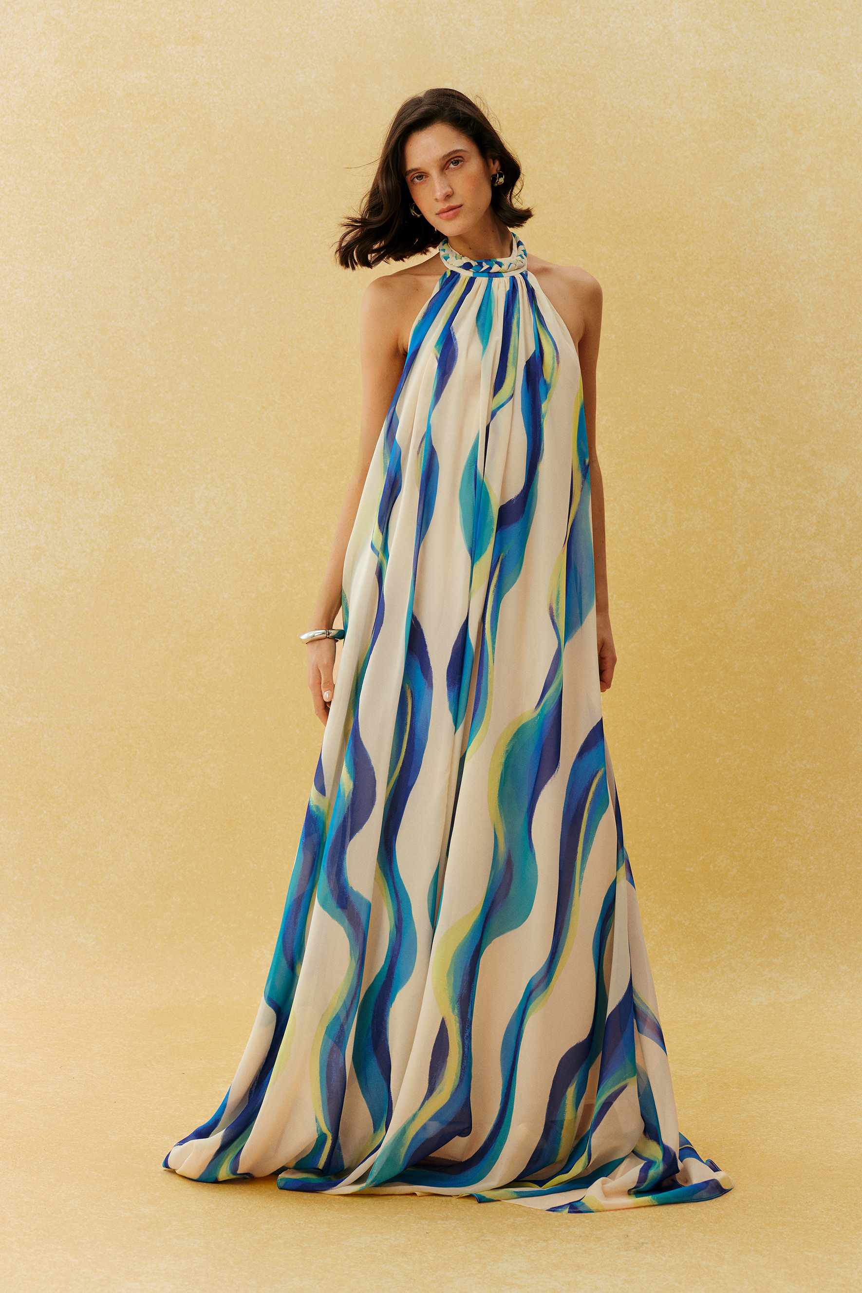 Vestido largo Sylvia con estampado abstracto y cuello halter