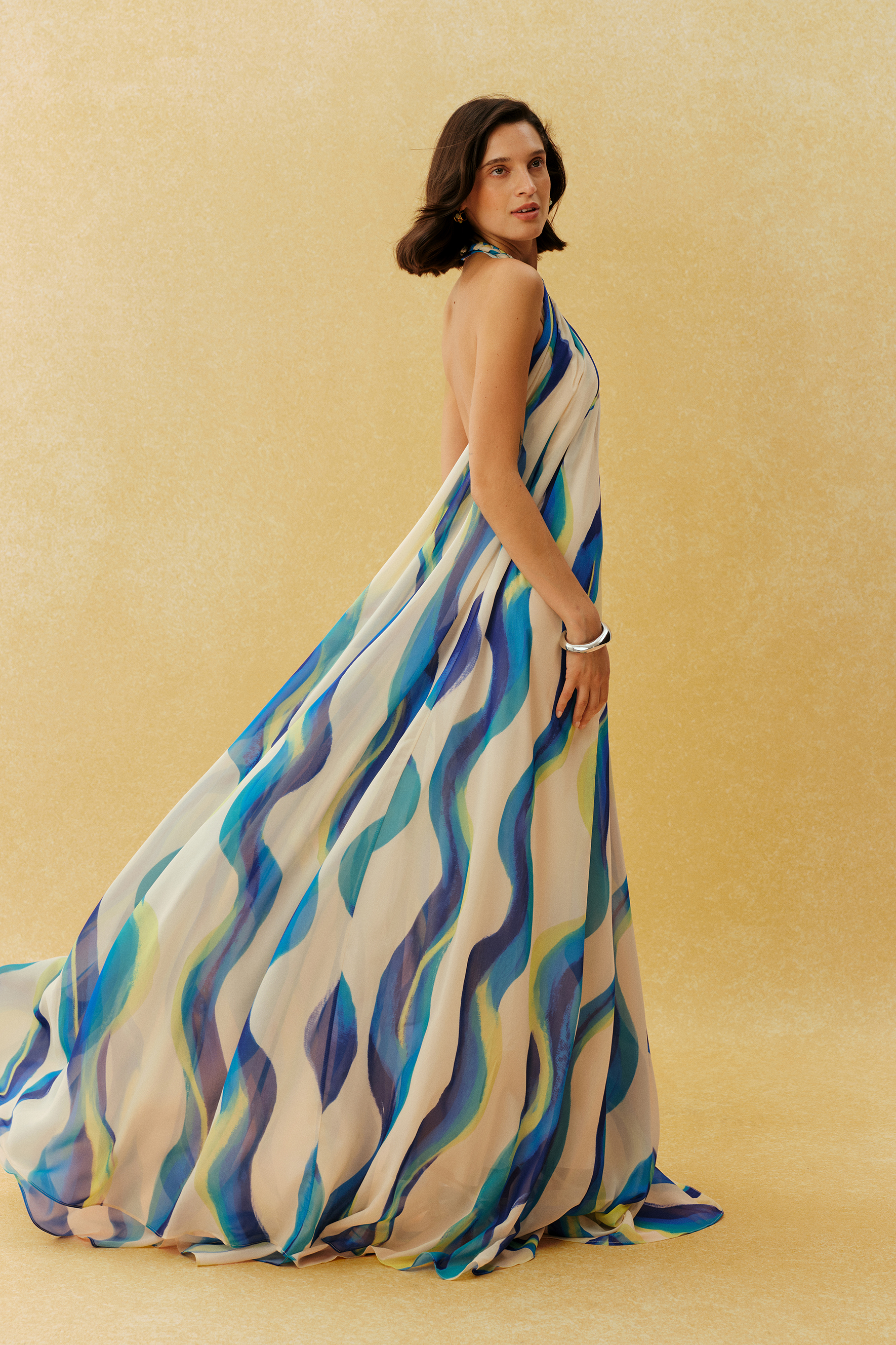 Vestido largo Sylvia con estampado abstracto y cuello halter