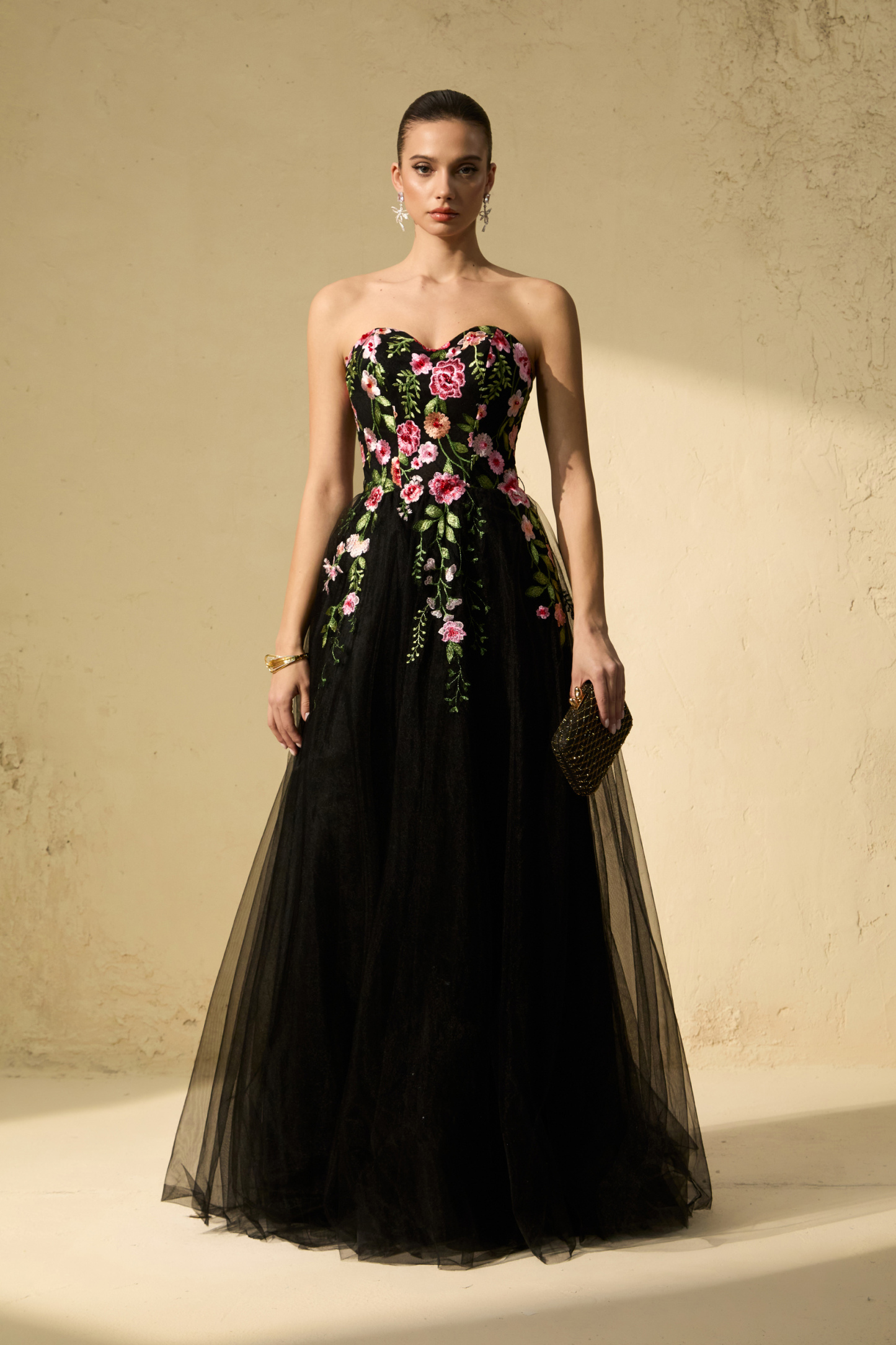 Vestido Maxi de Tule Preto com Bordado Floral da Sunfere Prestigious Events sem Alças