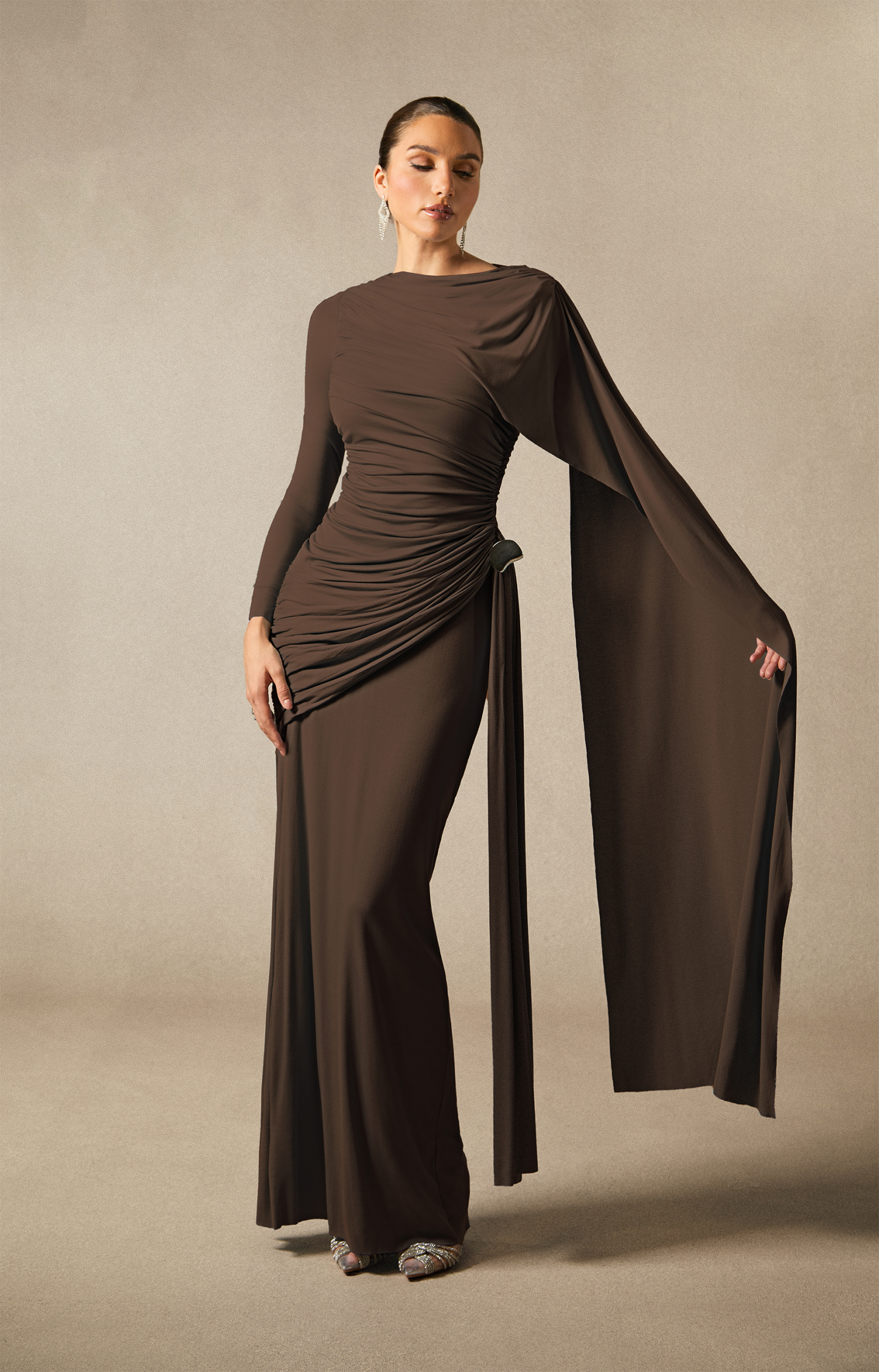sunfere Rochie maxi Elsie cu mânecă lungă și detaliu pelerină or Modern Rust One-Shoulder Column Gown