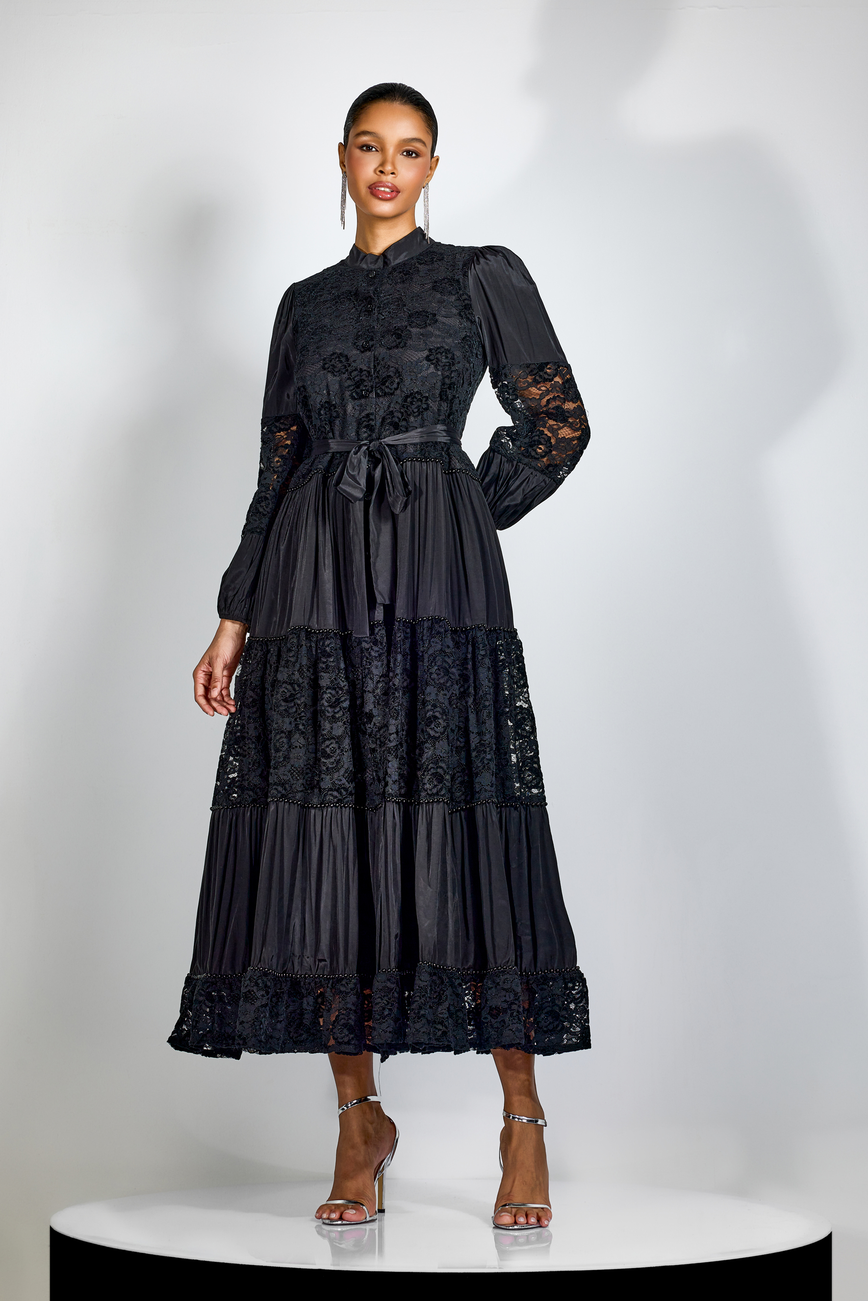 Vestido midi de manga larga con paneles de encaje Quenna