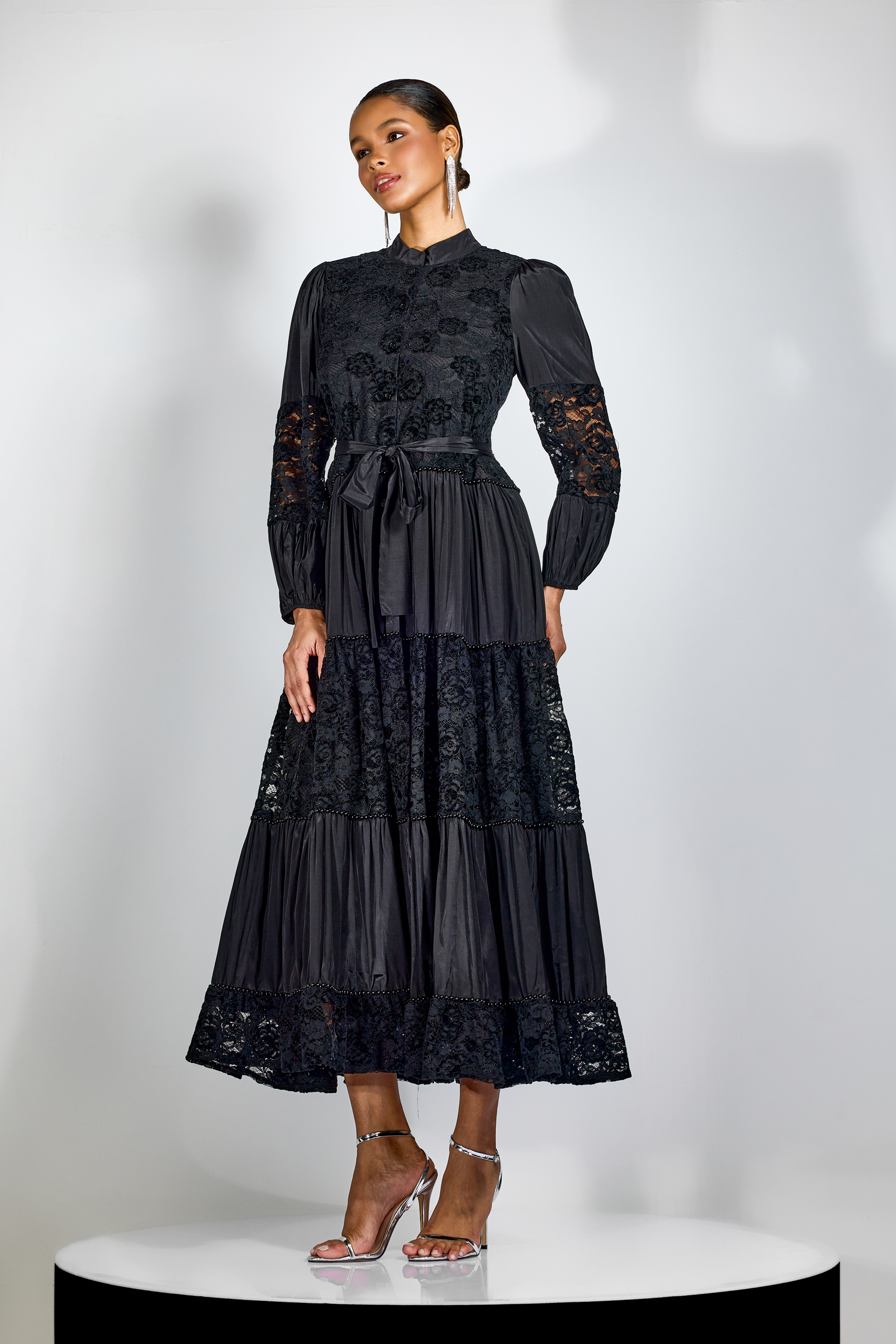 Vestido midi de manga larga con paneles de encaje Quenna