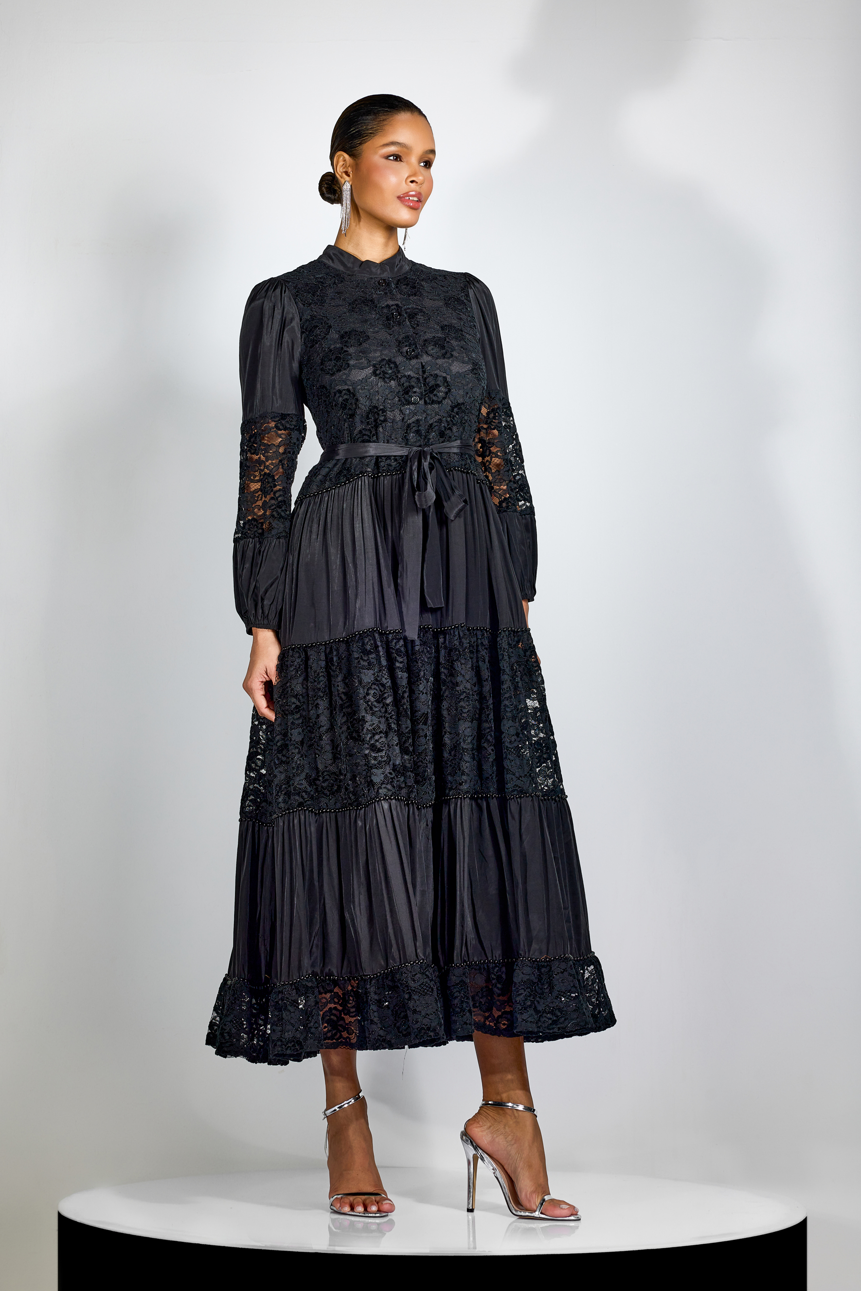 Vestido midi de manga larga con paneles de encaje Quenna