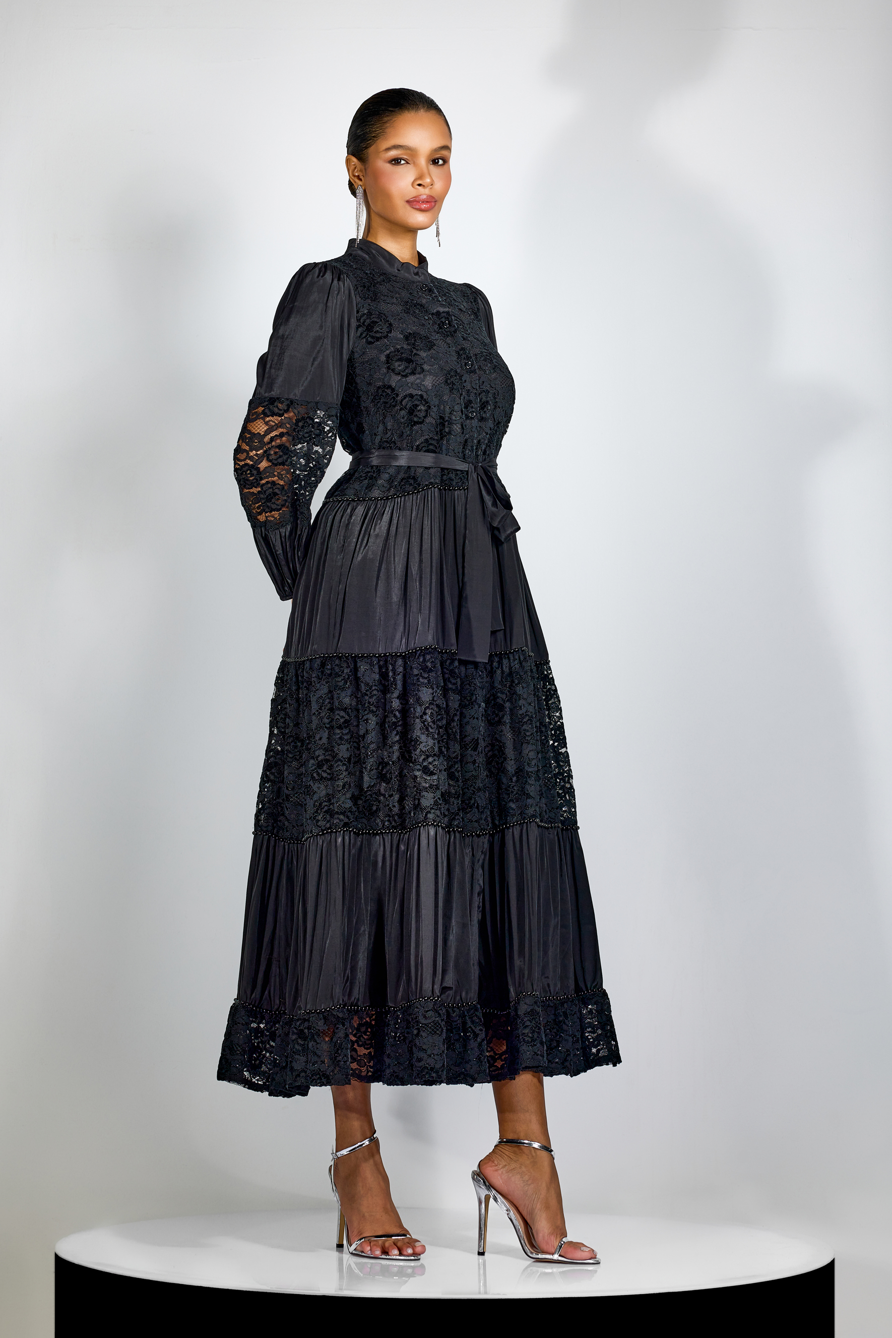 Vestido midi de manga larga con paneles de encaje Quenna