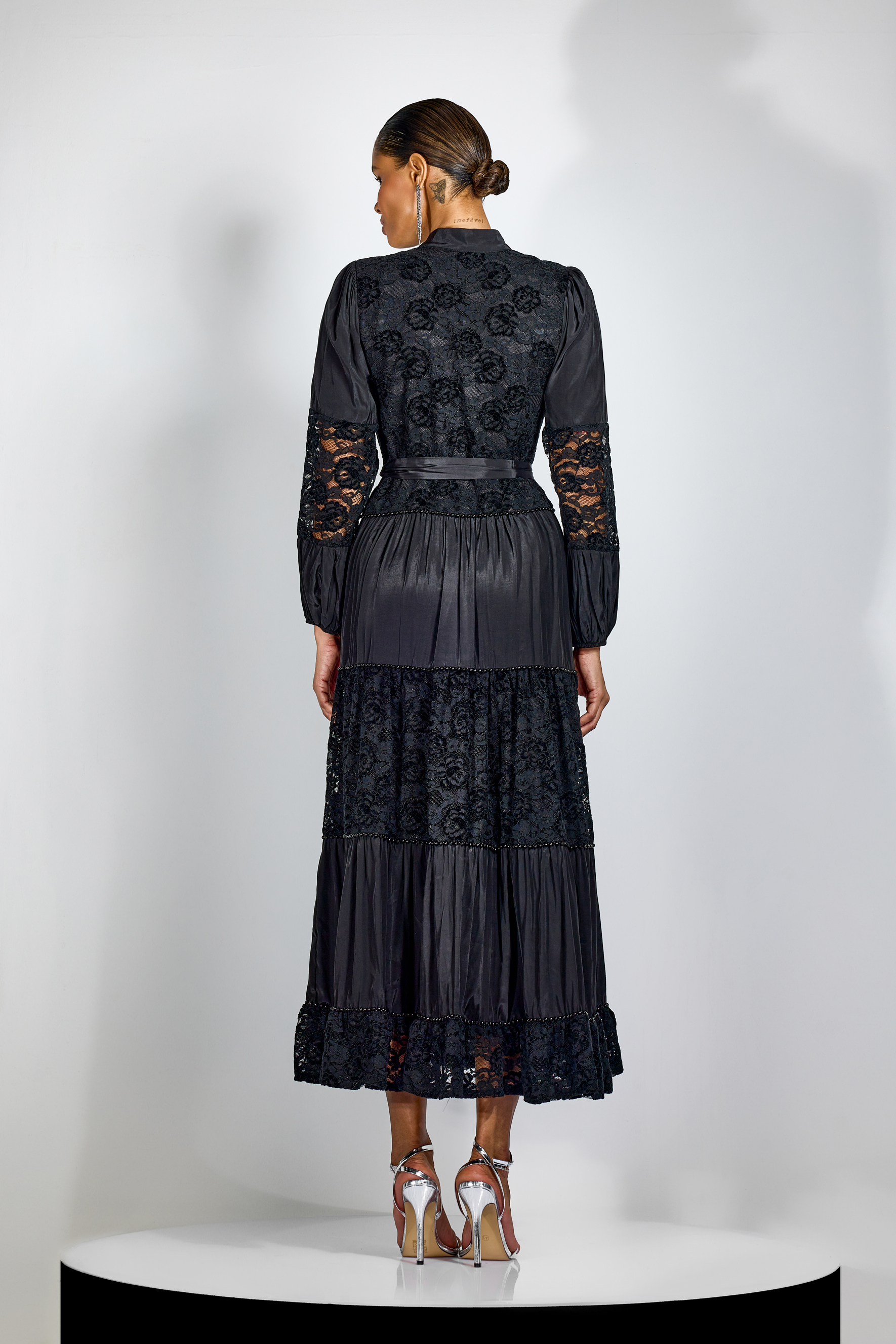 Vestido midi de manga larga con paneles de encaje Quenna
