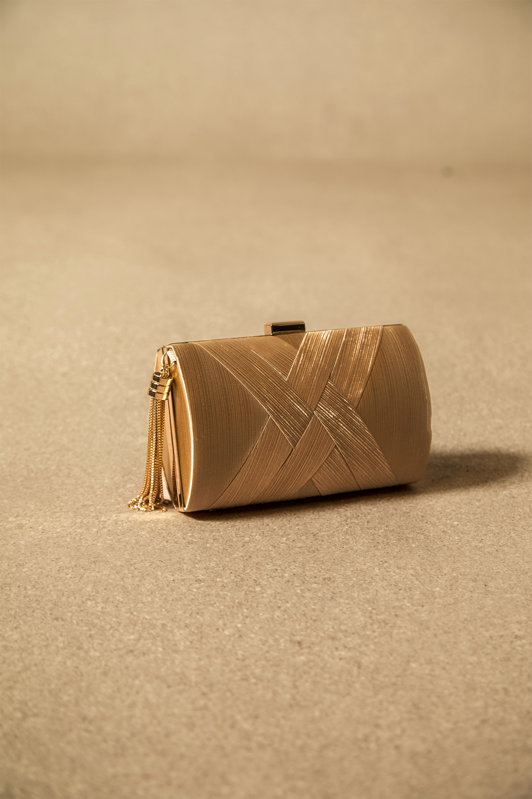 Textured Pattern Tassel Clutch Bag