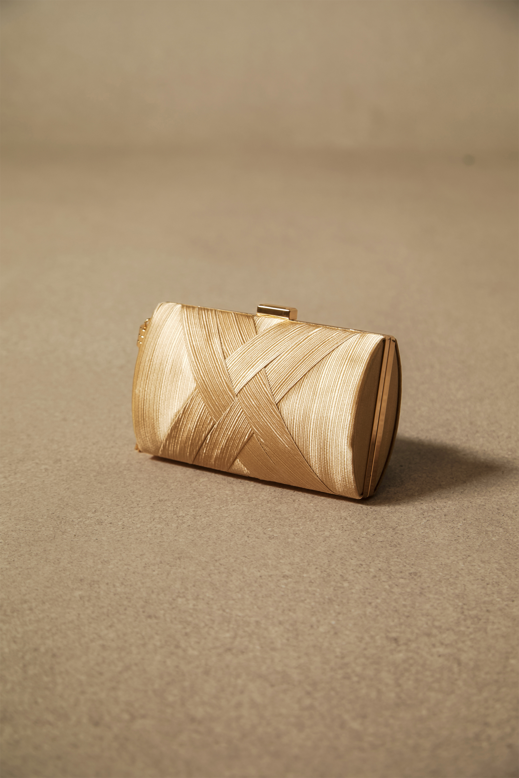 Textured Pattern Tassel Clutch Bag