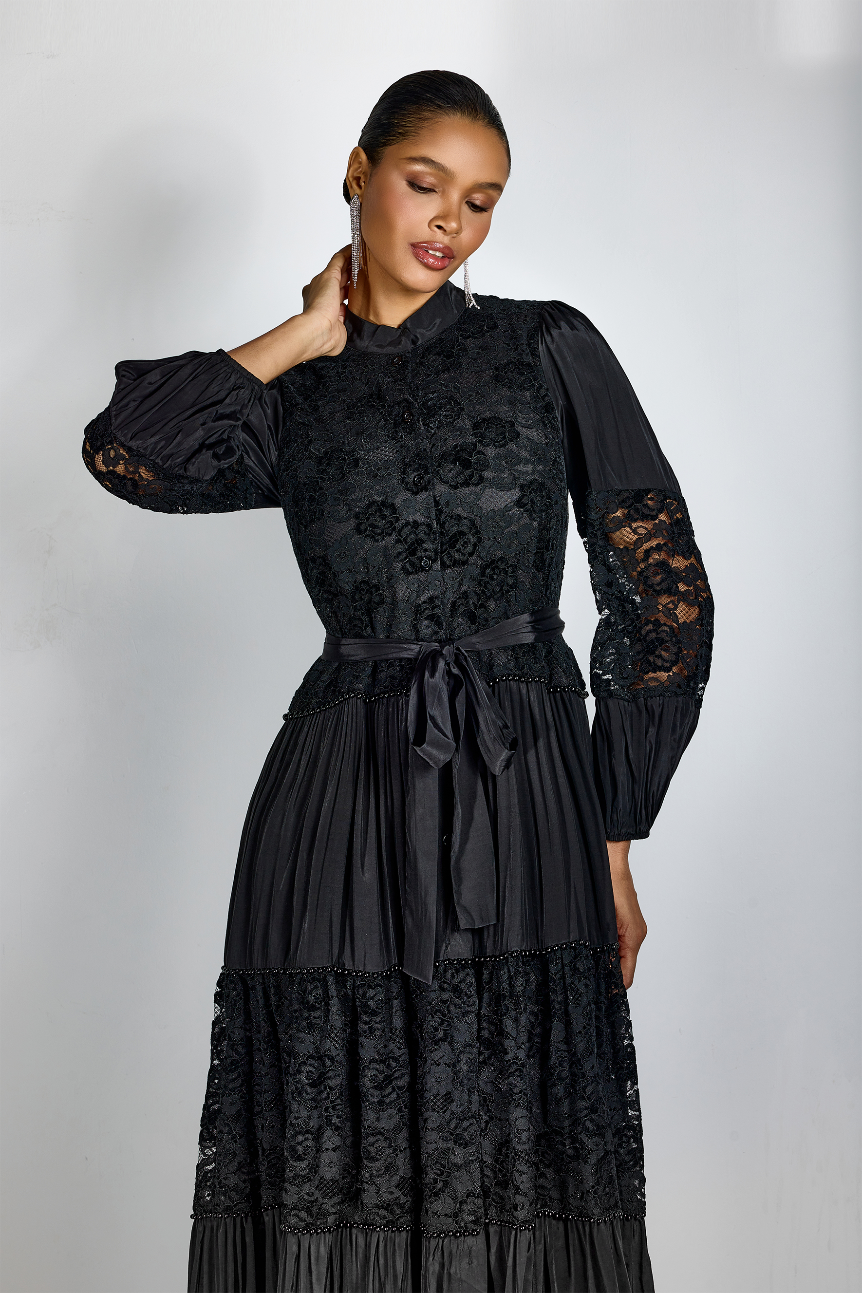 Vestido midi de manga larga con paneles de encaje Quenna