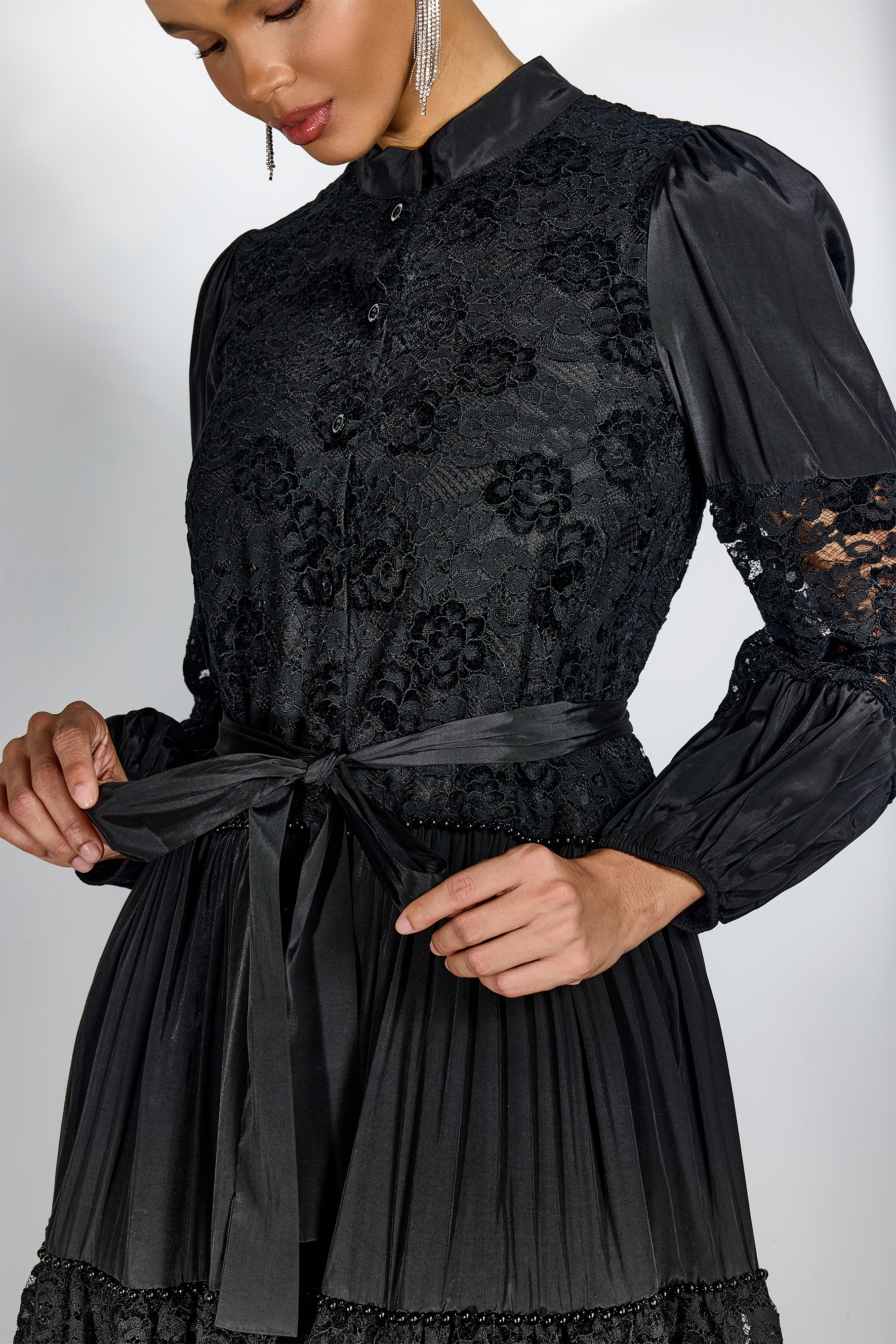 Vestido midi de manga larga con paneles de encaje Quenna