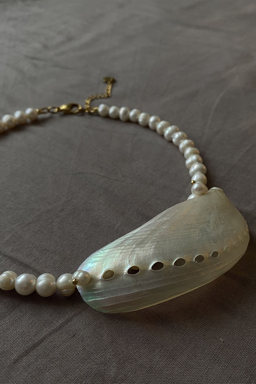 Shell Pendant Pearl Necklace