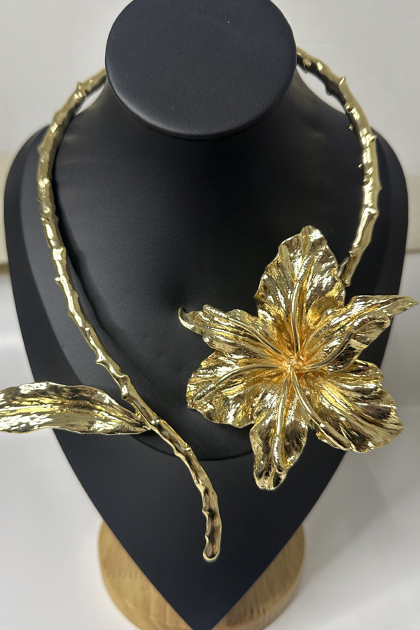 Oversize Flower Choker Necklace
