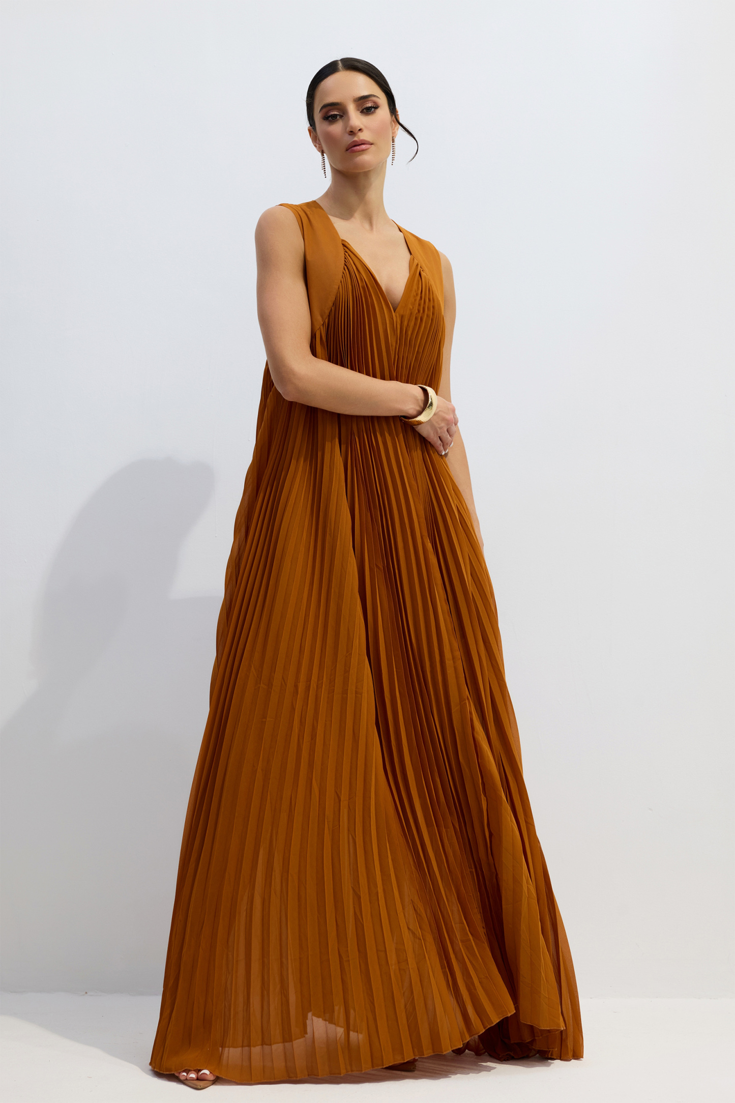 robe maxi plissée à col en V Minerva