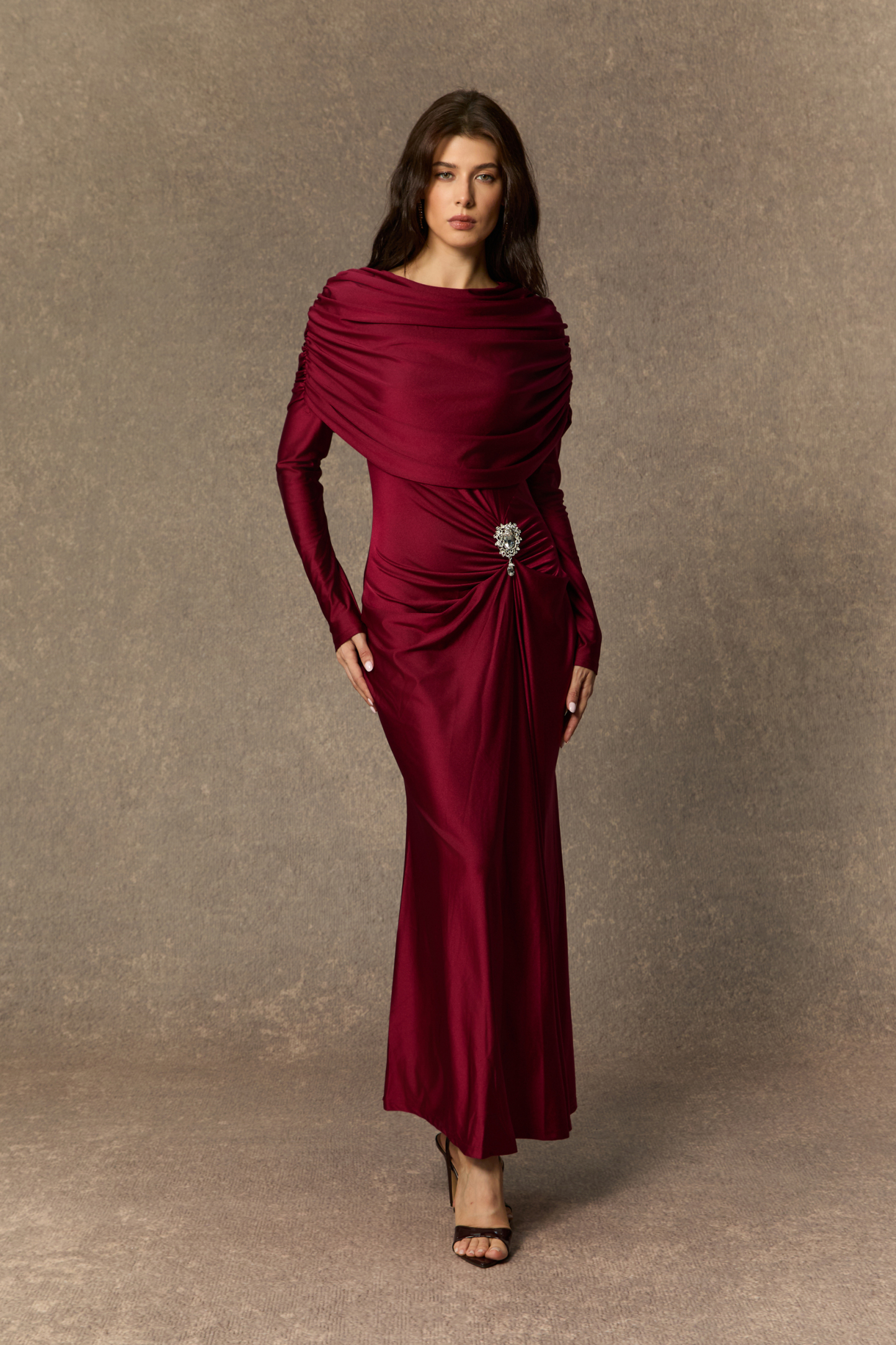Rochie maxi cu accente de cristal burgundă, cu volane, Designed Moments de la sunfere