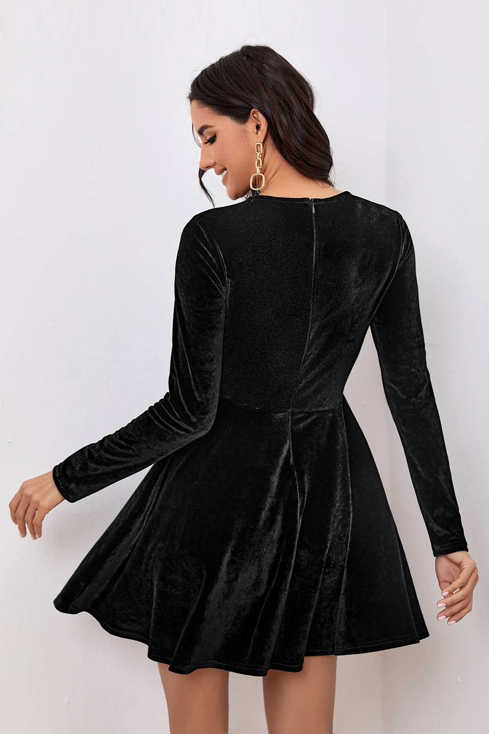 Elegant Velvet A-Line Black Long Sleeves Cocktail Party Dress with Round Neck 