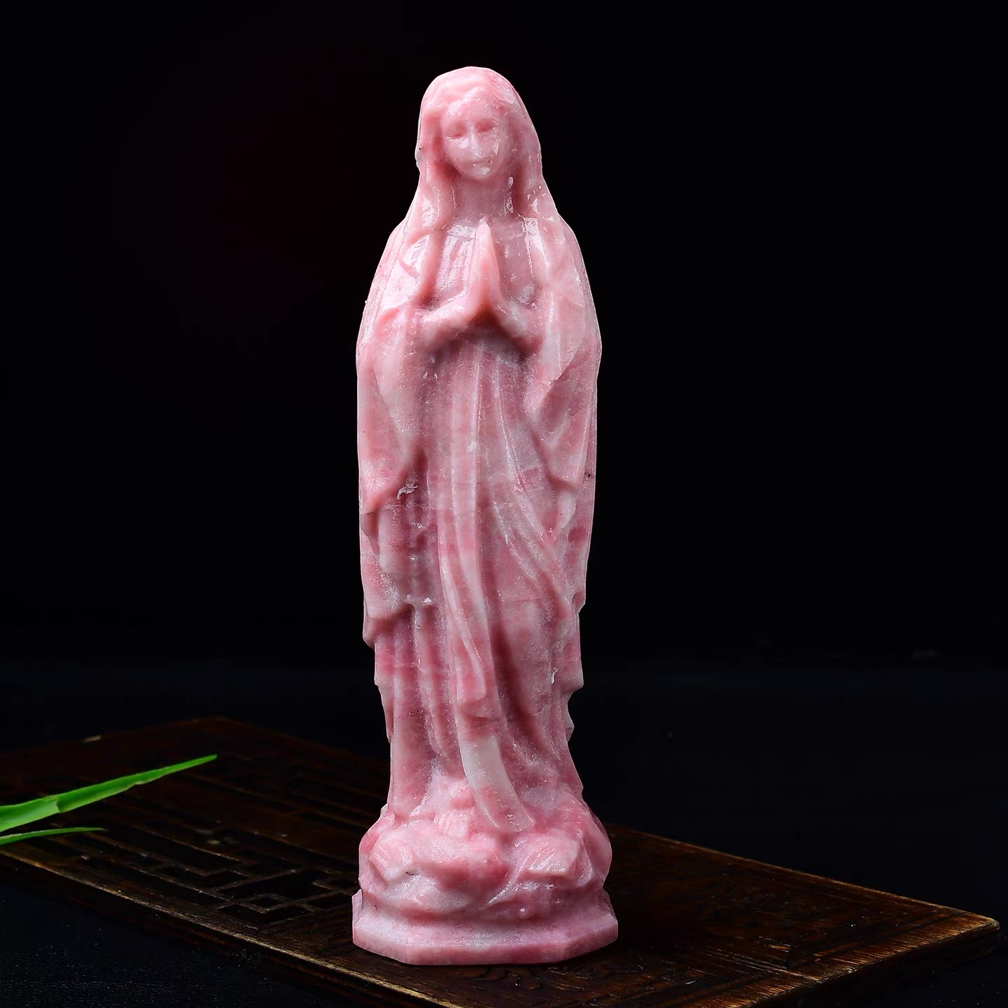 Natural Rose Quartz Virgin Mary Statue – Hand Carved Raw Crystal Spiritual Decor