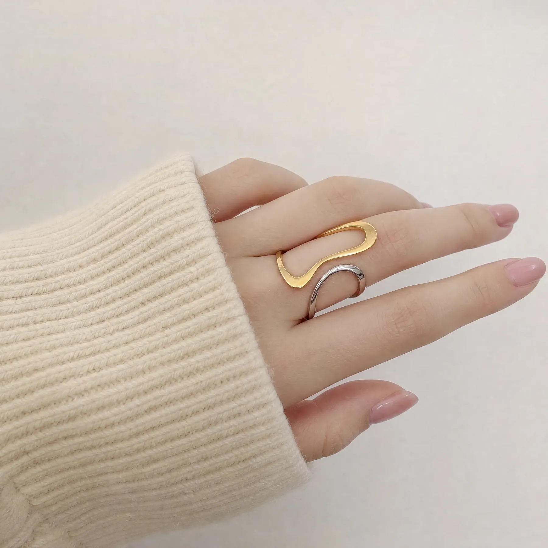 Two-Tone Wave Ring—Where Contrast Becomes Harmony