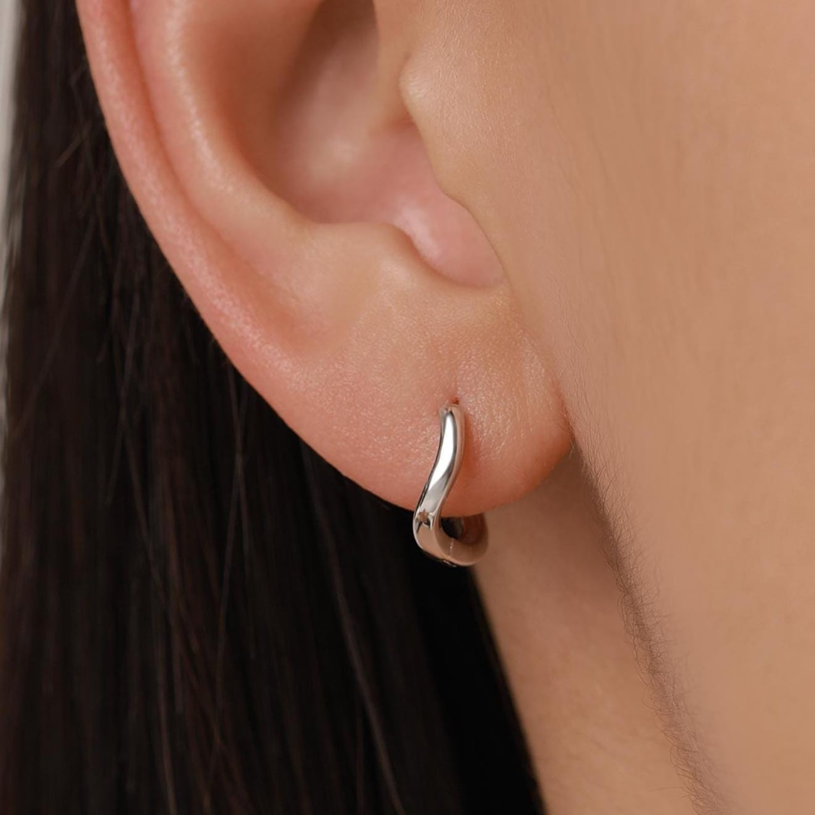 Twisted Hoop Earrings — Soft Curves, Everyday Shine