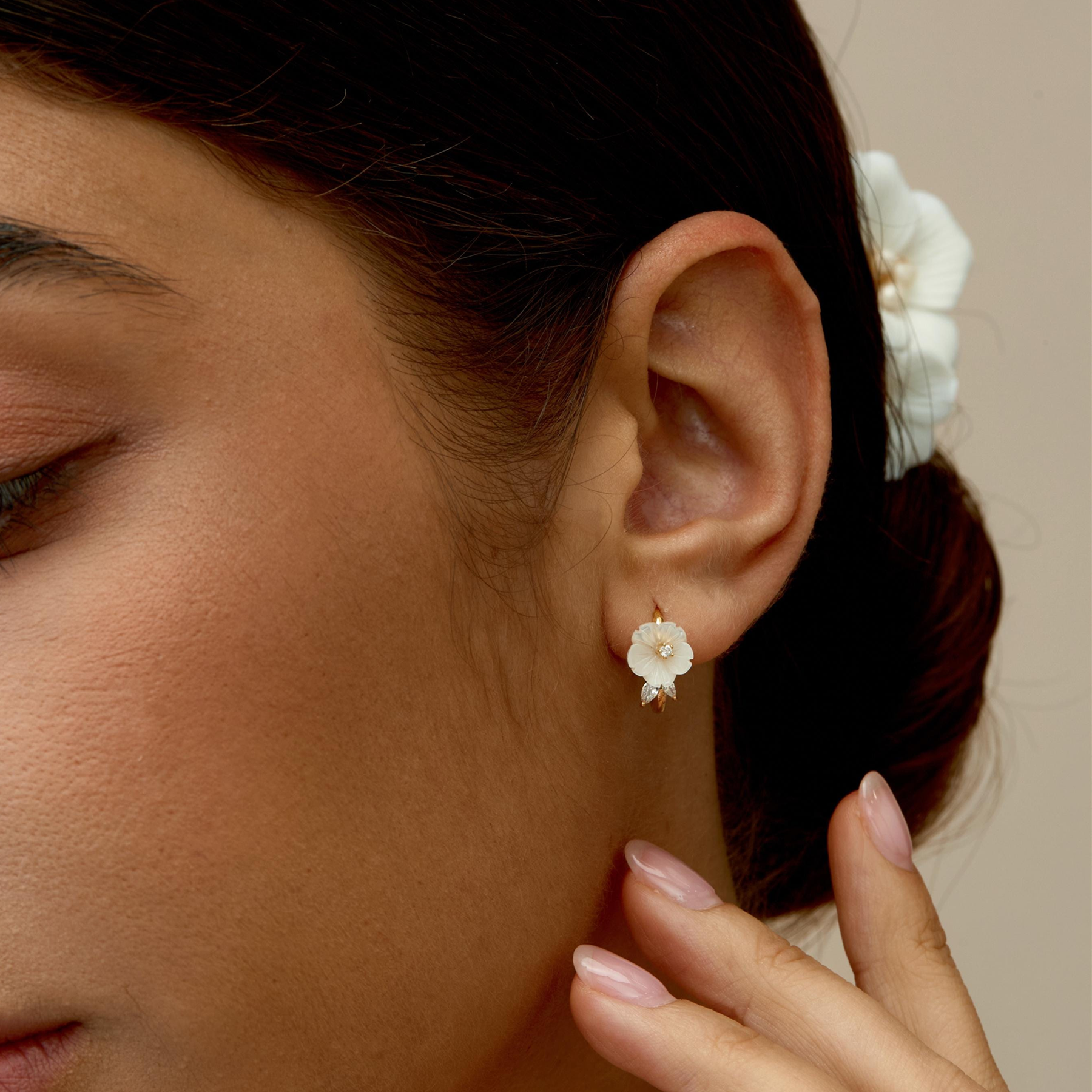 Mother of Pearl Flower Hoop Earrings (2 PCS)