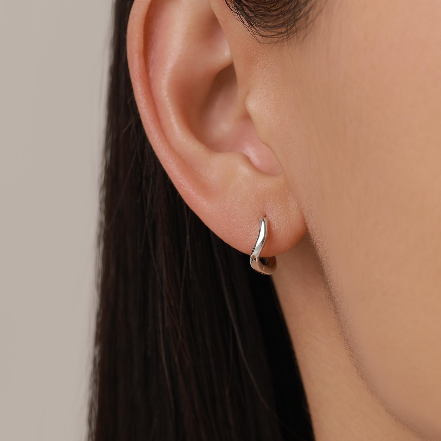 Twisted Hoop Earrings — Soft Curves, Everyday Shine