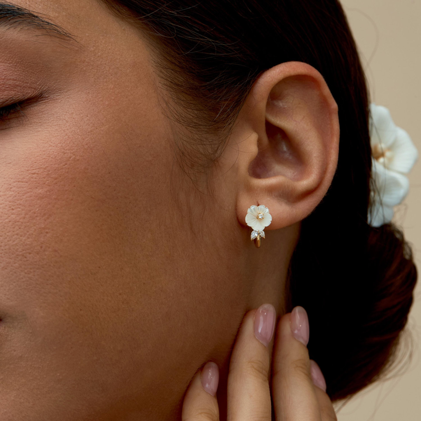 Mother of Pearl Flower Hoop Earrings (2 PCS)