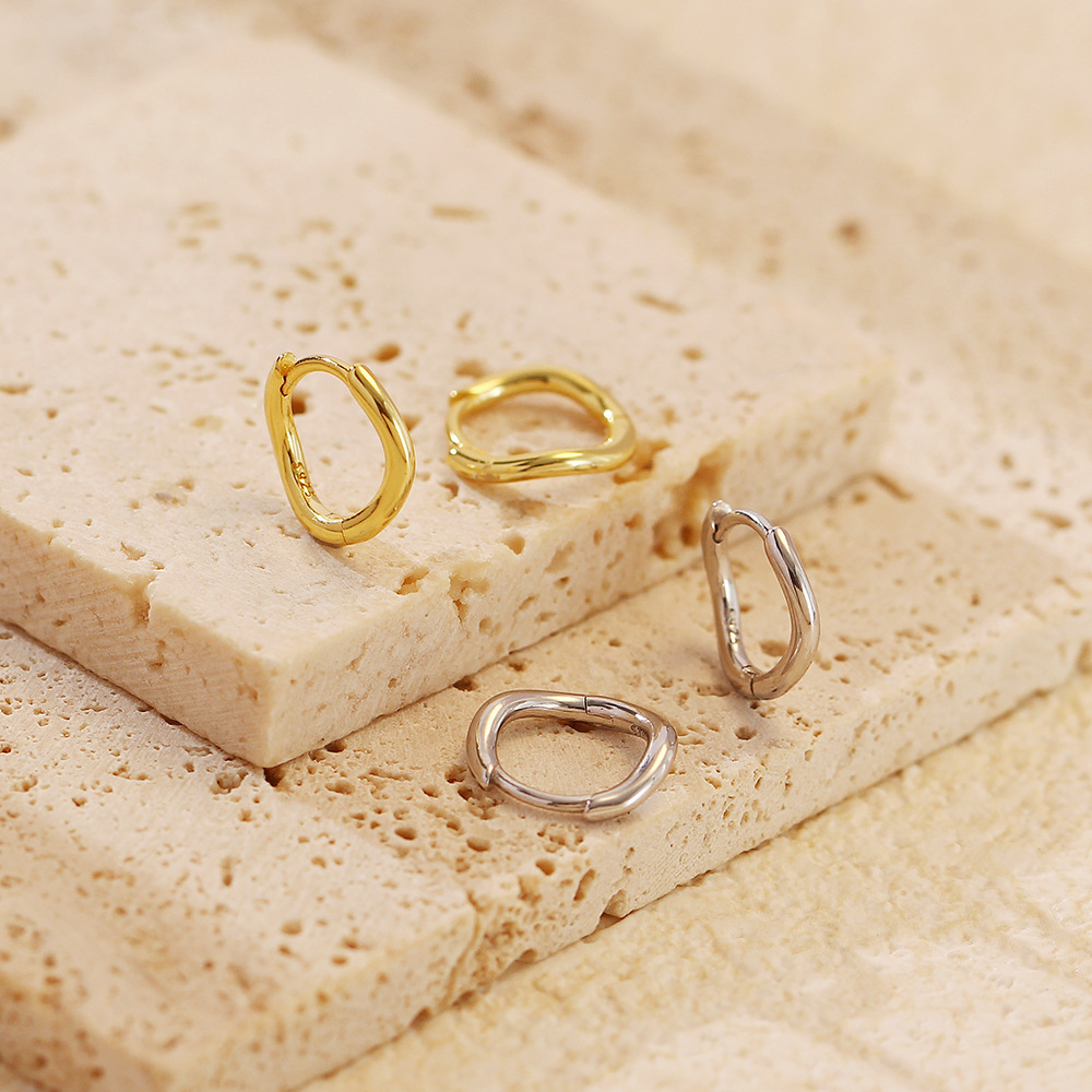 Twisted Hoop Earrings — Soft Curves, Everyday Shine