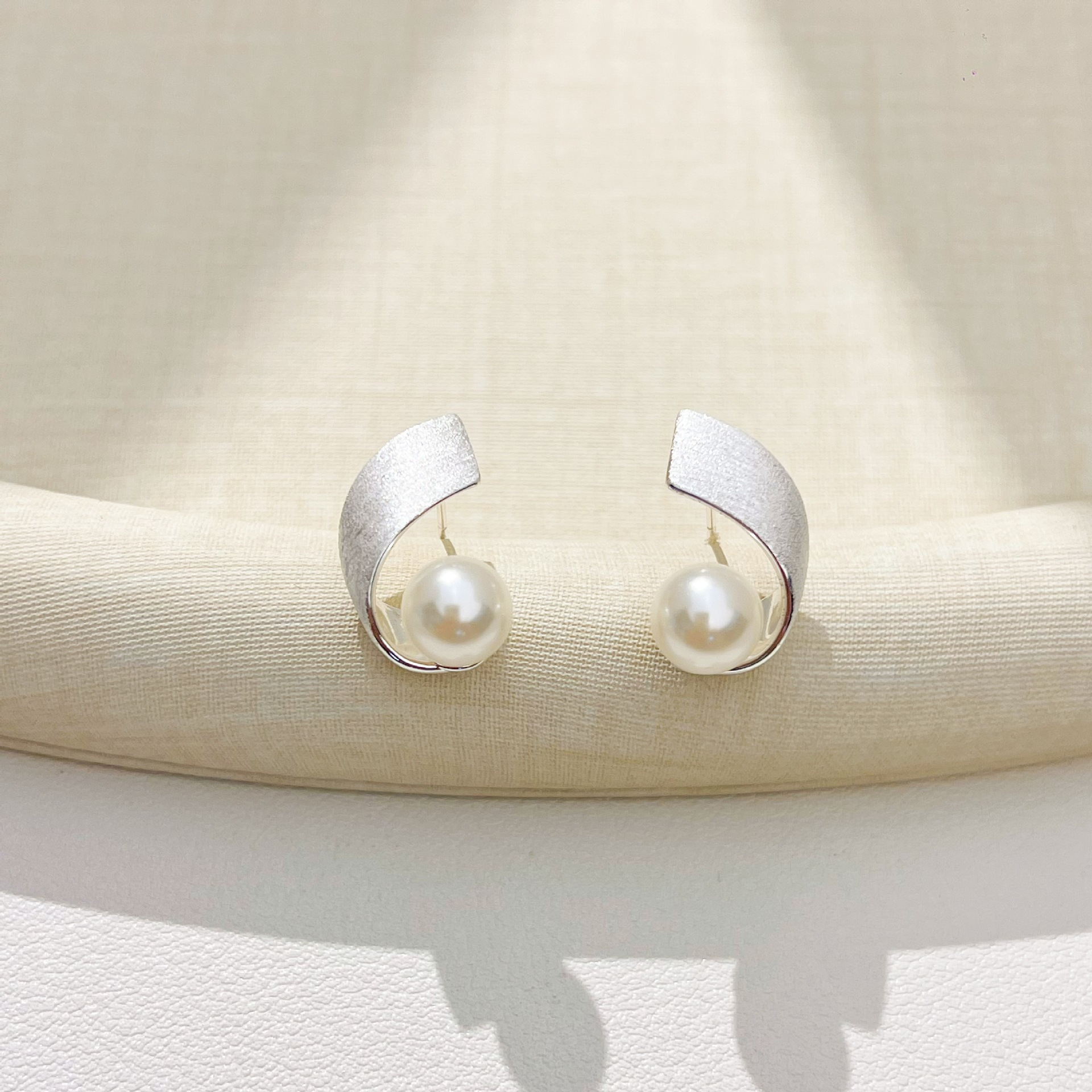 Minimalist Pearl Earrings — Soft Elegance, Effortlessly Worn