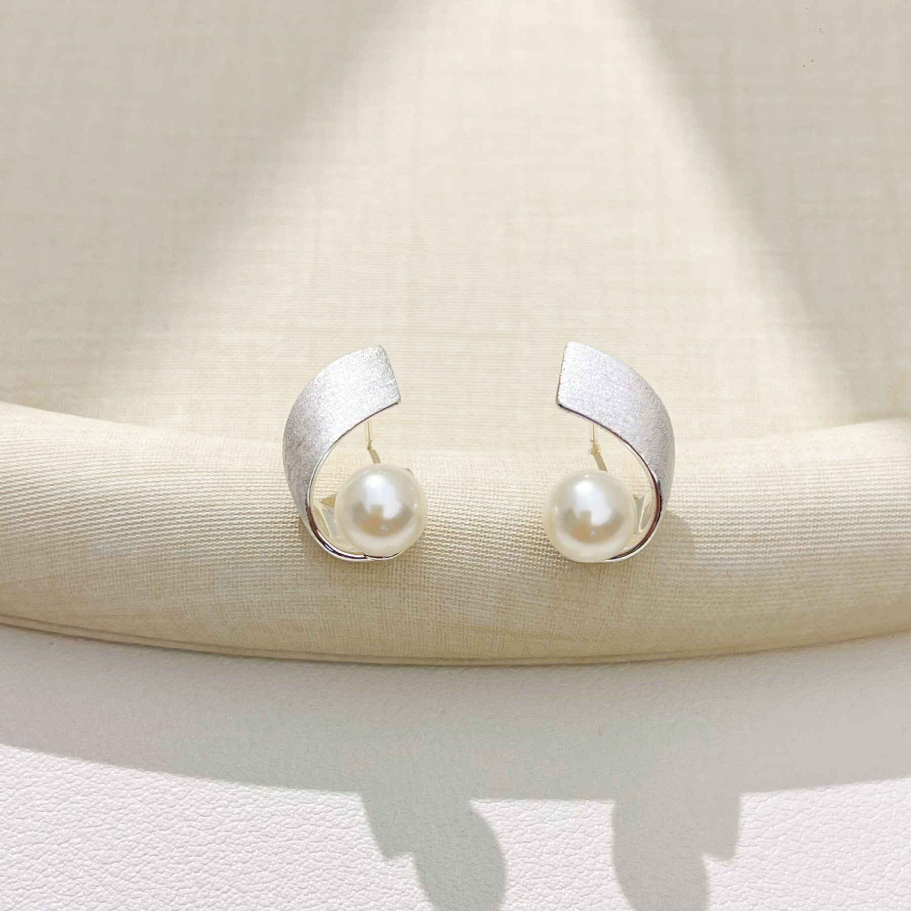 Minimalist Pearl Earrings — Soft Elegance, Effortlessly Worn