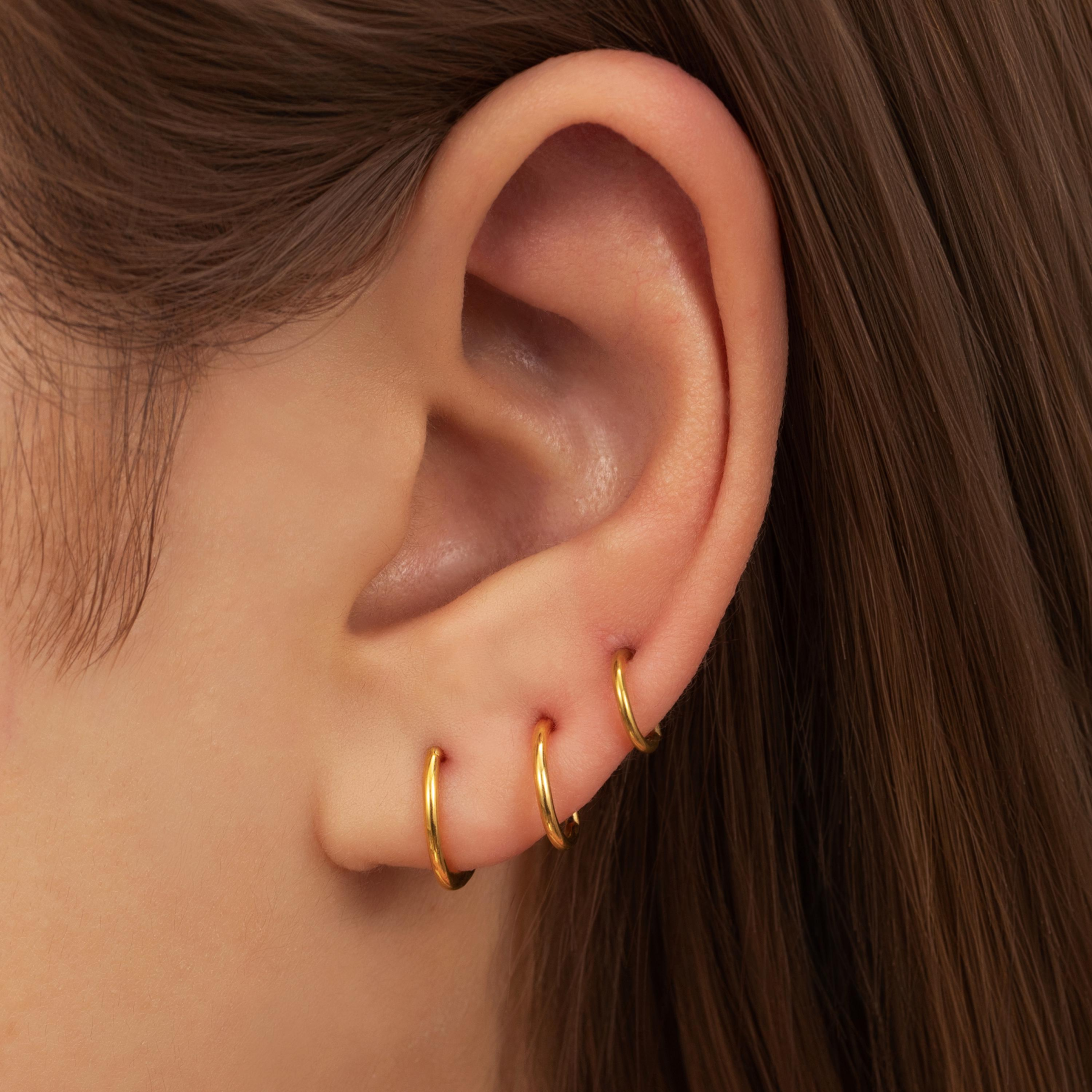 D-Shaped Hinged Hoop Earrings — Minimal Curves for Everyday Stacking