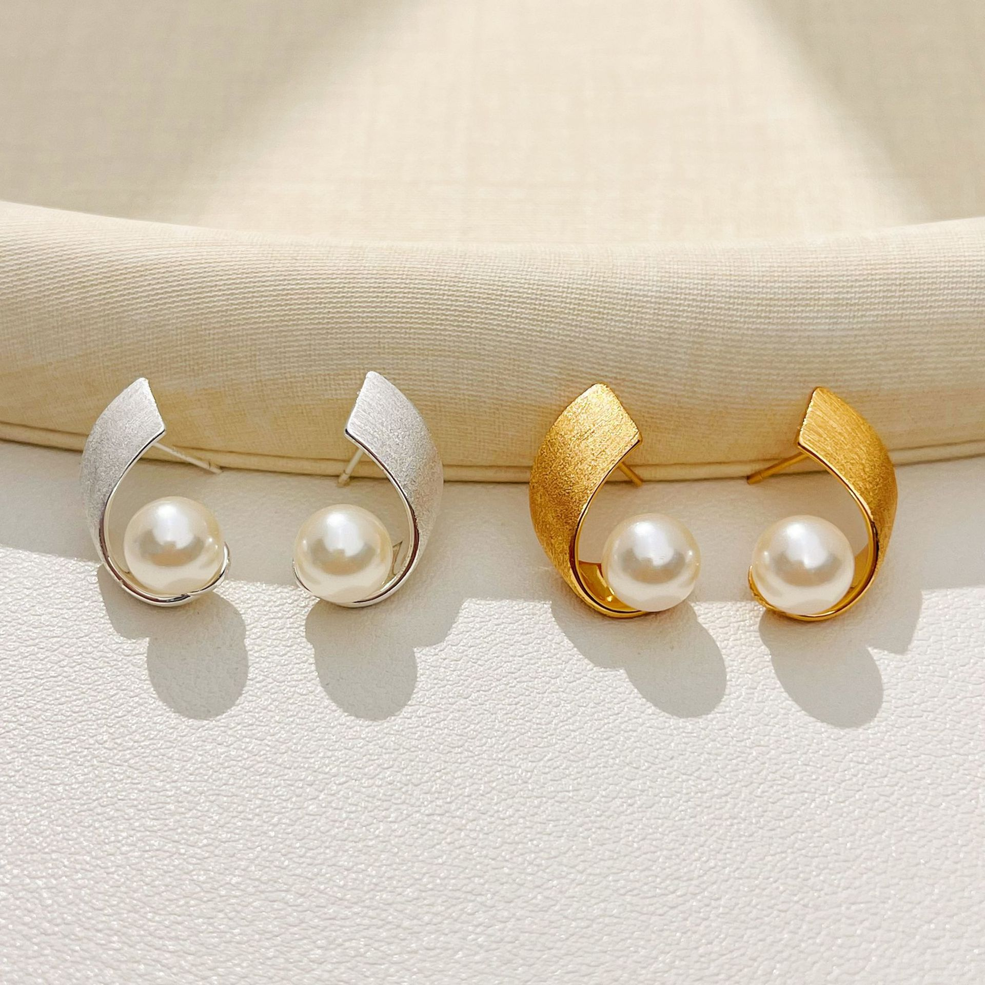 Minimalist Pearl Earrings — Soft Elegance, Effortlessly Worn