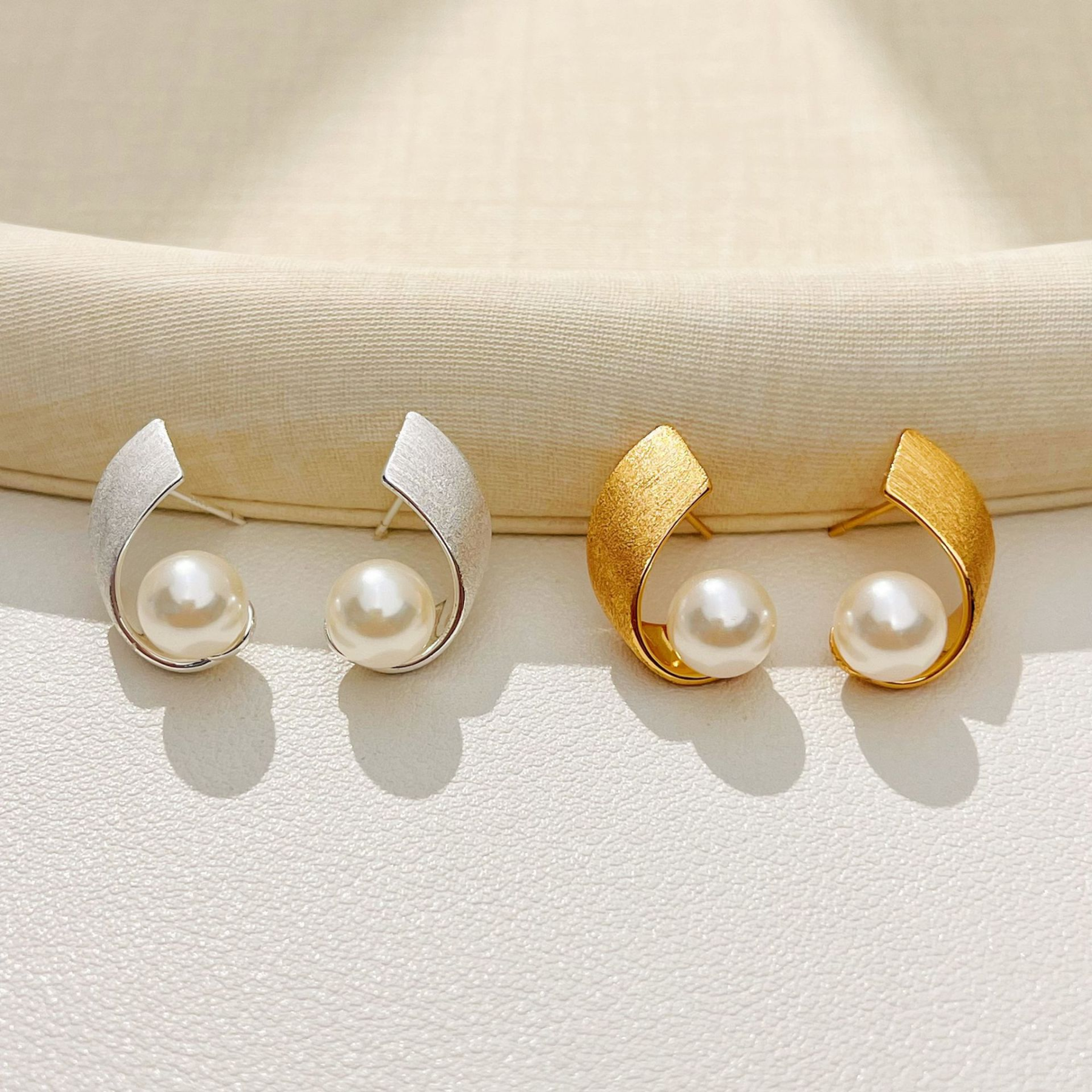 Minimalist Pearl Earrings — Soft Elegance, Effortlessly Worn