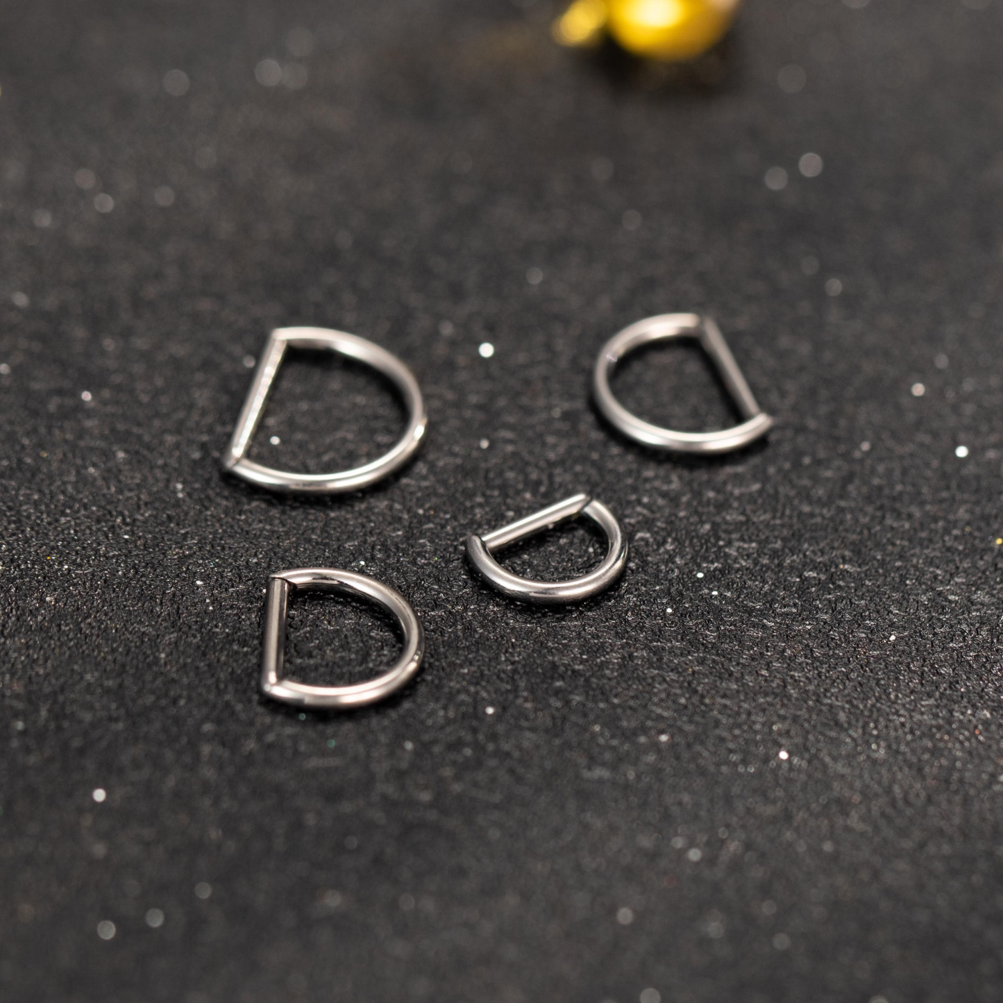 D-Shaped Hinged Hoop Earrings — Minimal Curves for Everyday Stacking