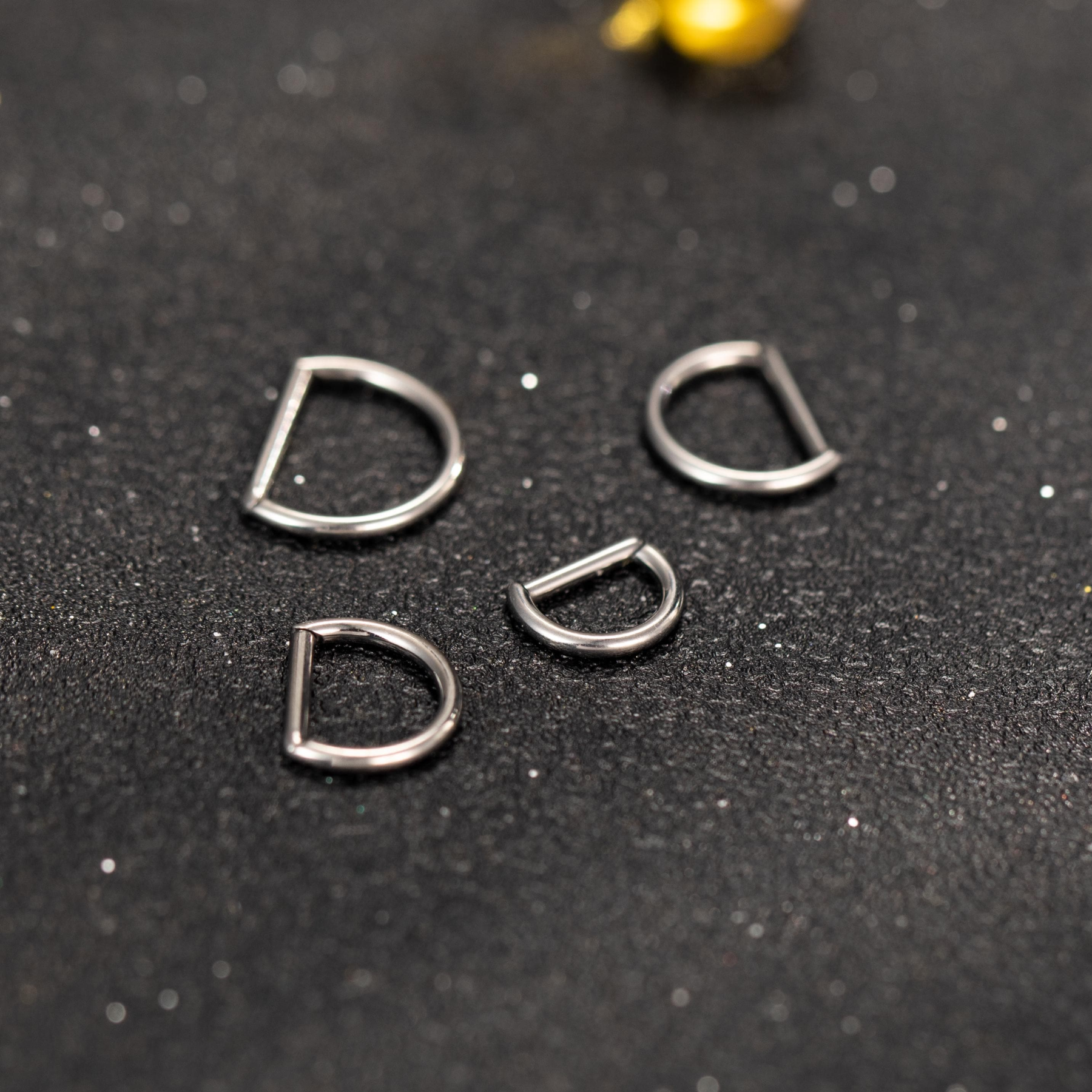 D-Shaped Hinged Hoop Earrings — Minimal Curves for Everyday Stacking