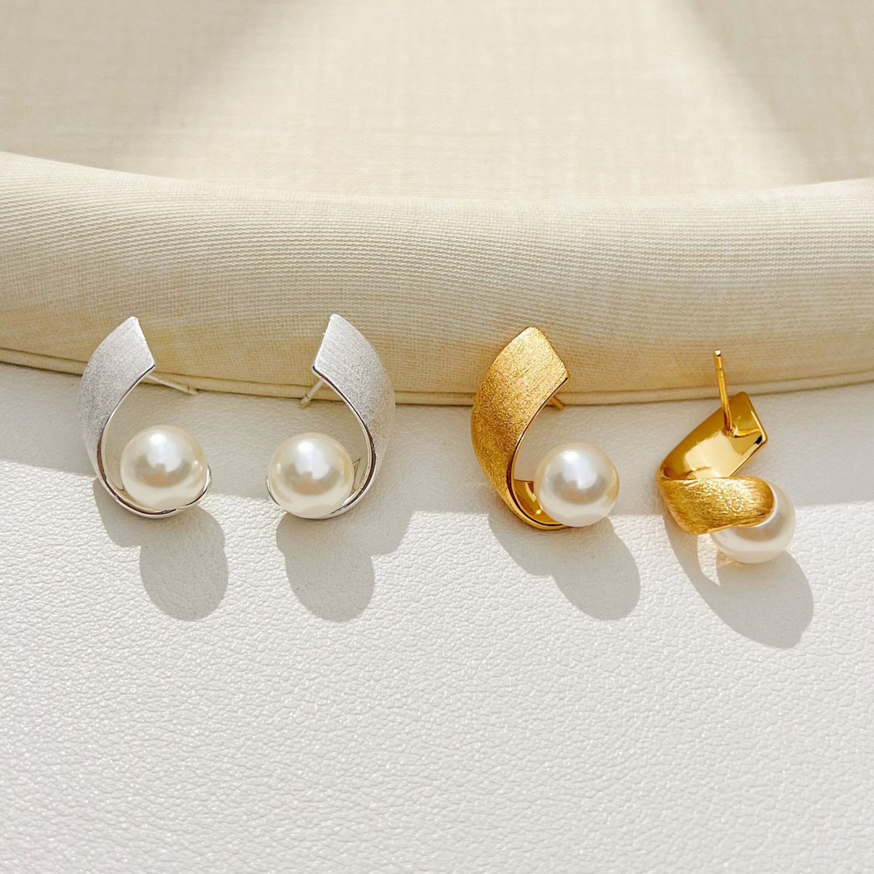 Minimalist Pearl Earrings — Soft Elegance, Effortlessly Worn