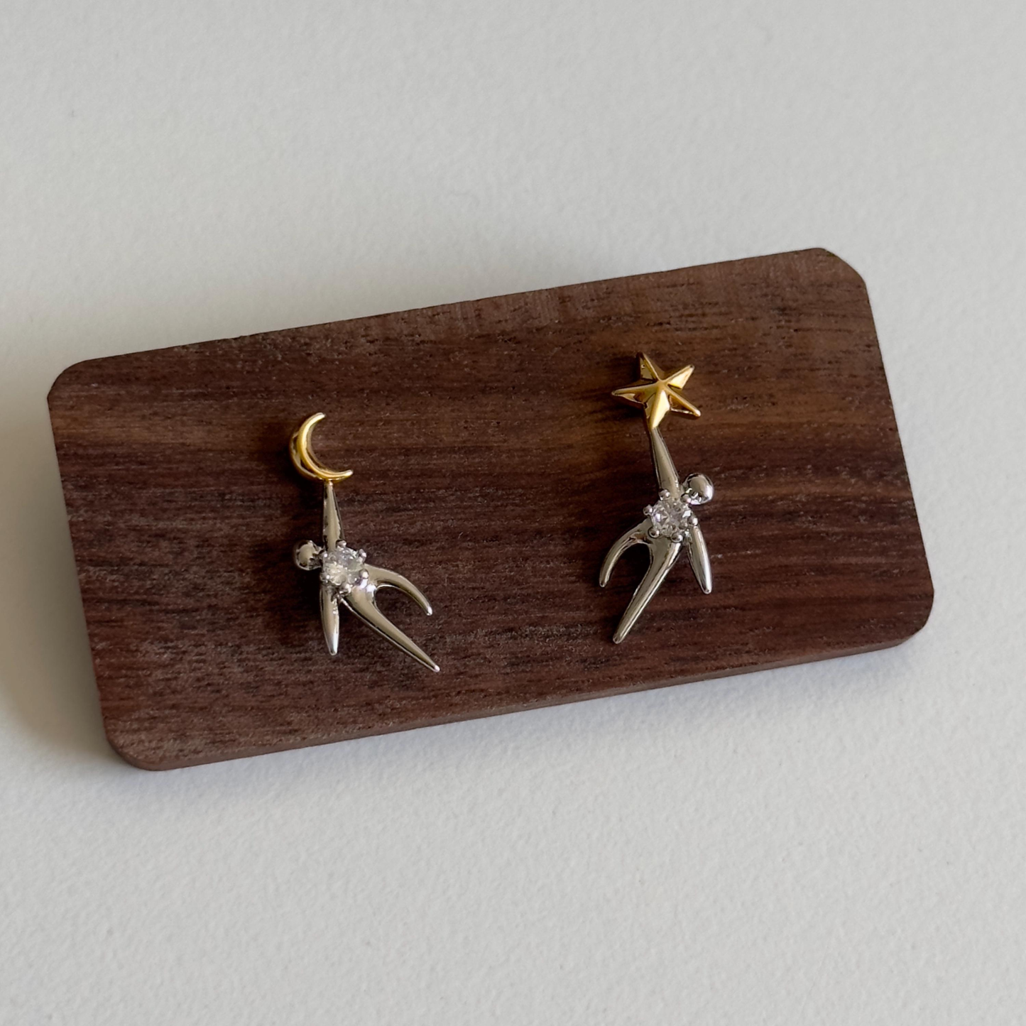 Mismatched Star and Moon Earrings (2 PCS)