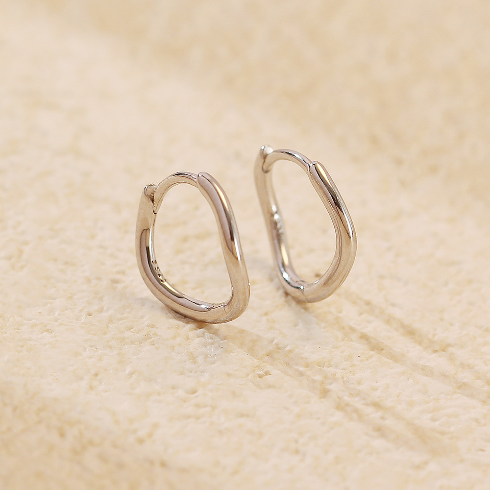 Twisted Hoop Earrings — Soft Curves, Everyday Shine