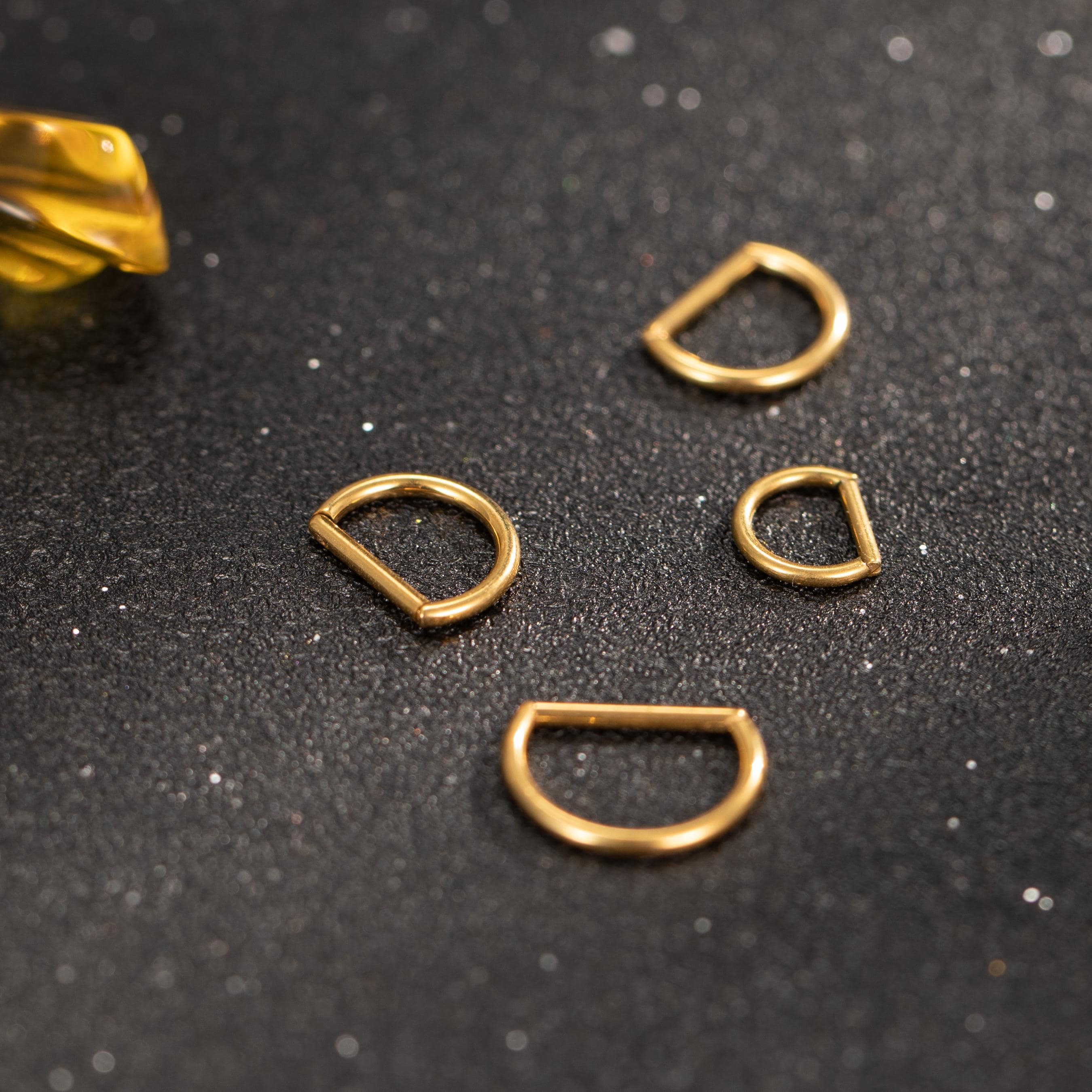 D-Shaped Hinged Hoop Earrings — Minimal Curves for Everyday Stacking