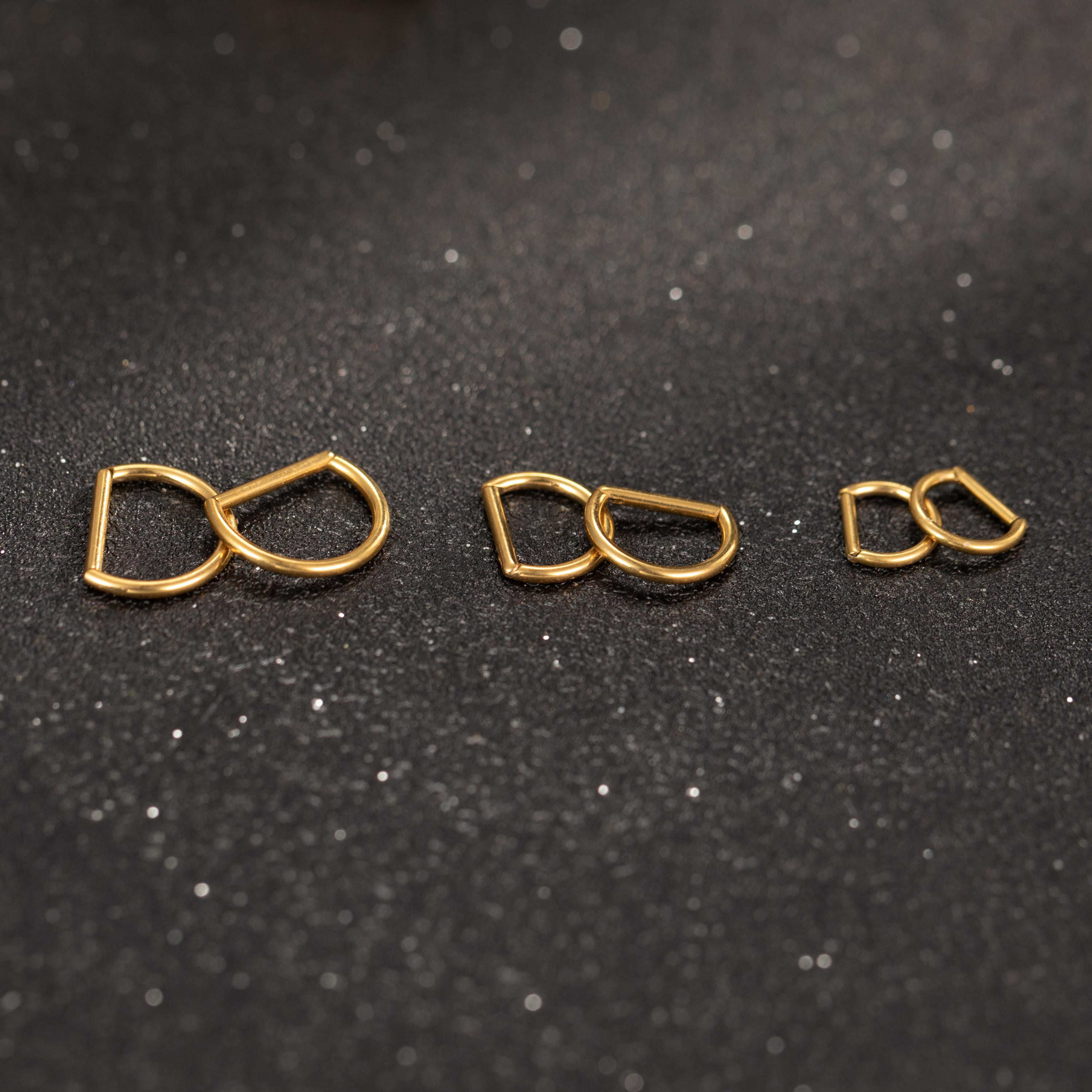 D-Shaped Hinged Hoop Earrings — Minimal Curves for Everyday Stacking