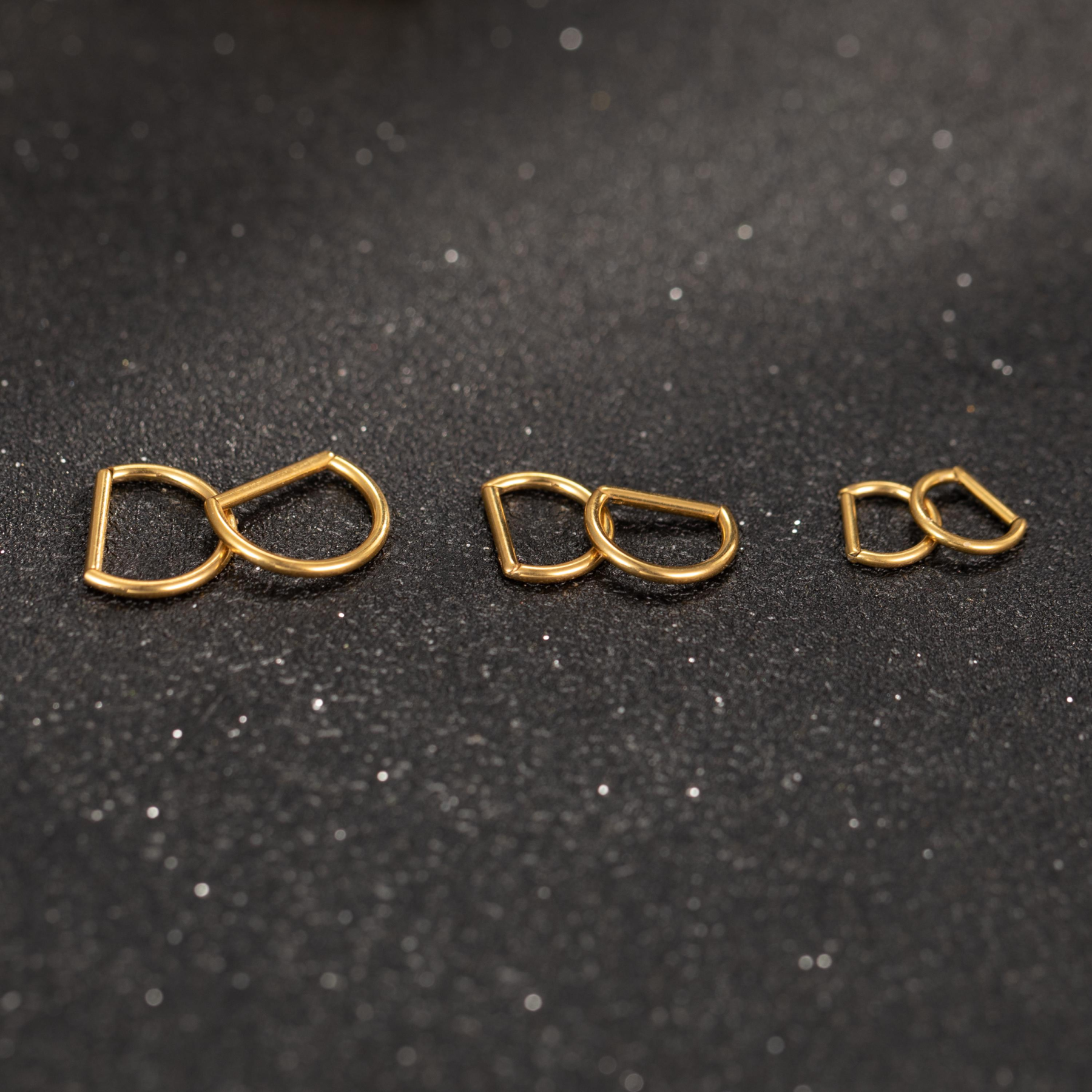 D-Shaped Hinged Hoop Earrings — Minimal Curves for Everyday Stacking