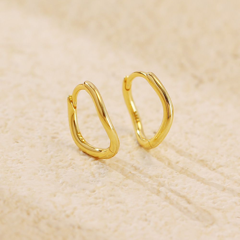 Twisted Hoop Earrings — Soft Curves, Everyday Shine