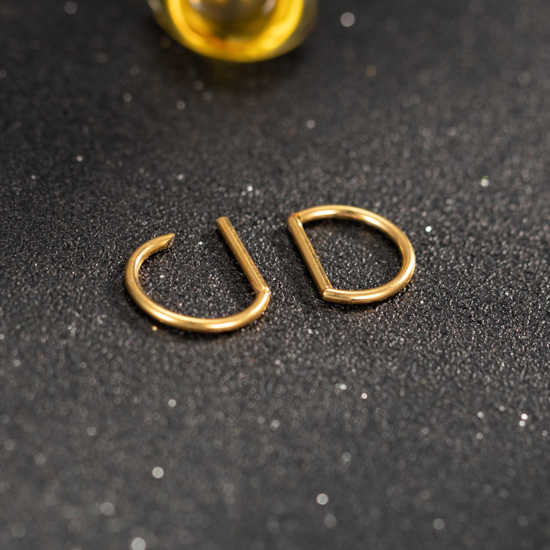 D-Shaped Hinged Hoop Earrings — Minimal Curves for Everyday Stacking