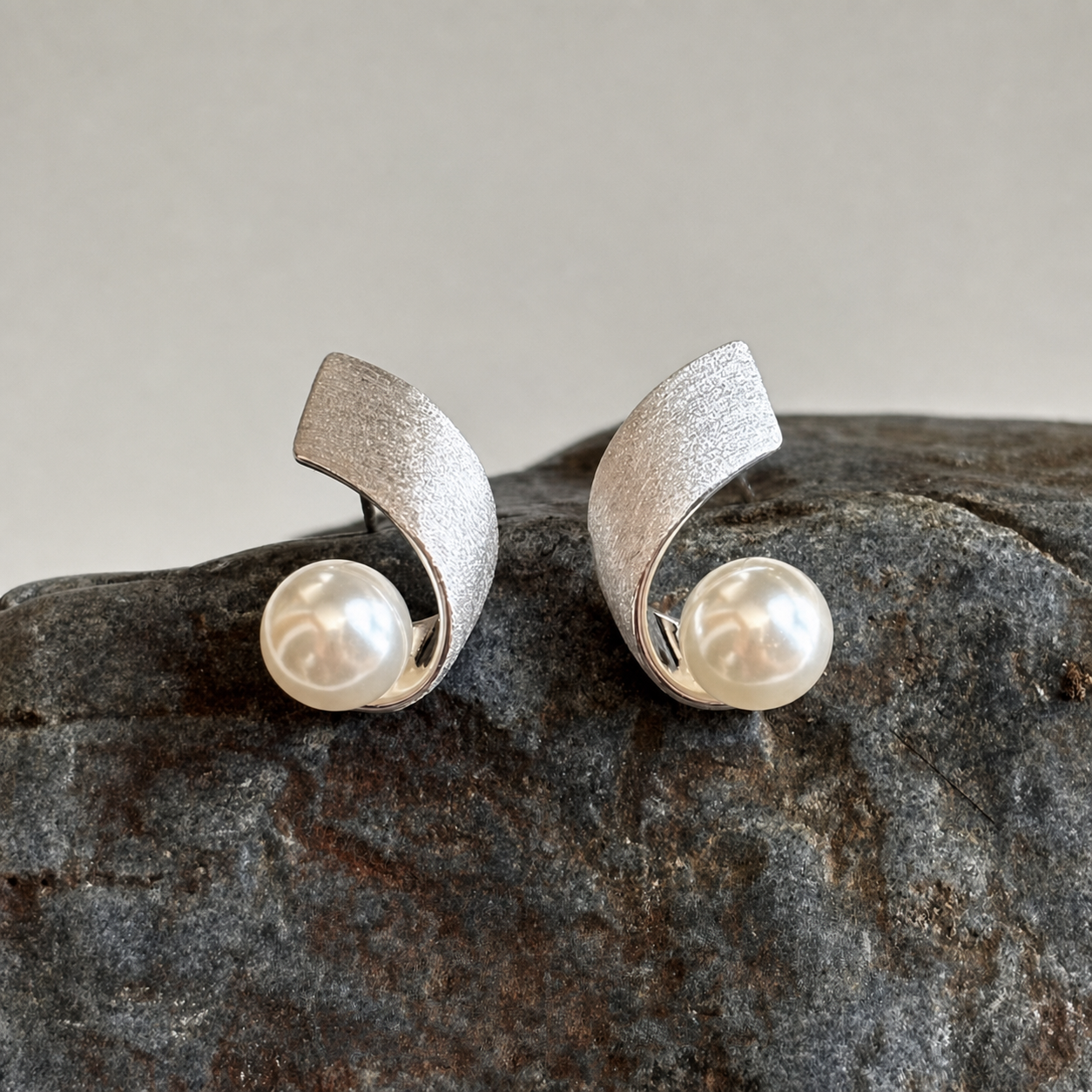 Minimalist Pearl Earrings — Soft Elegance, Effortlessly Worn
