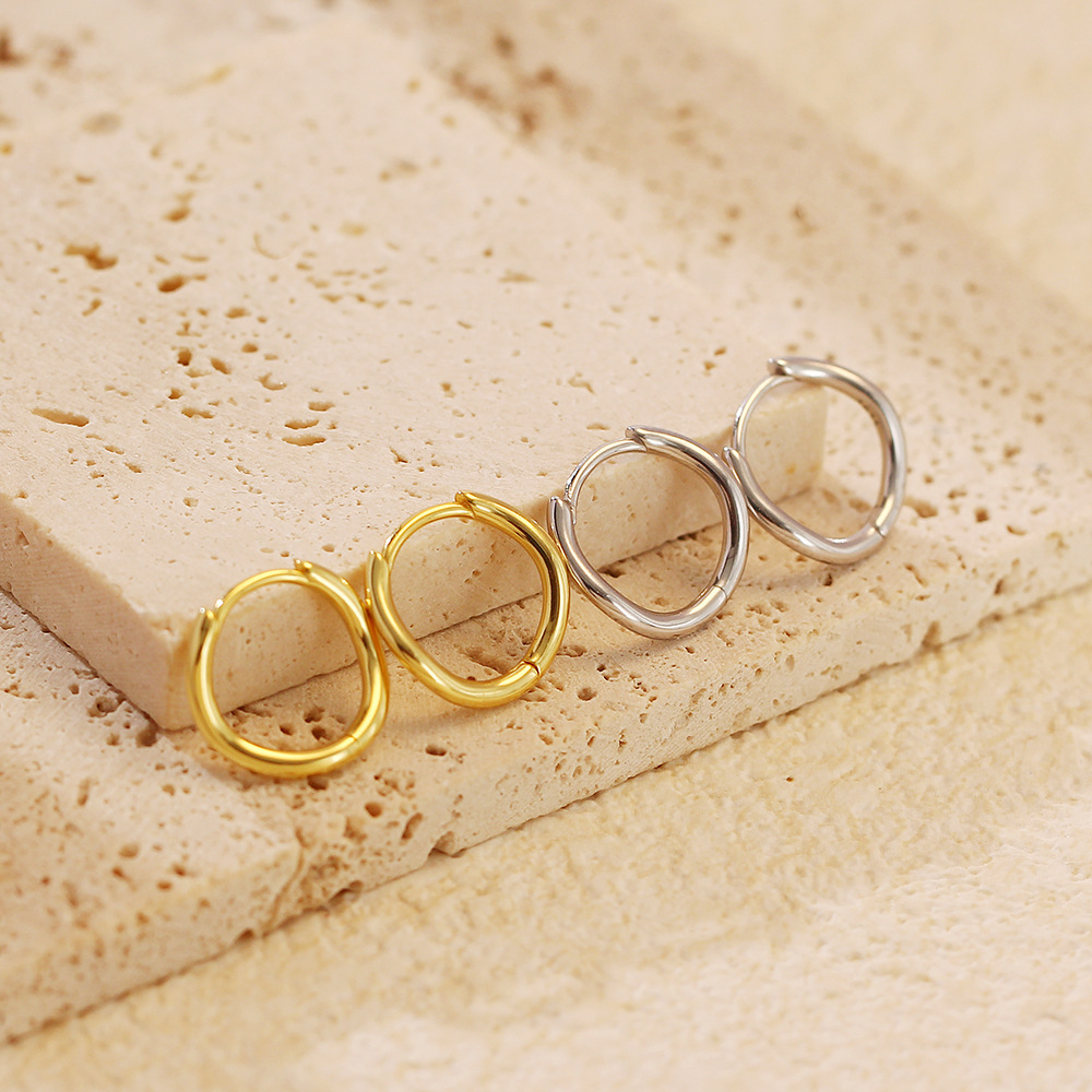 Twisted Hoop Earrings — Soft Curves, Everyday Shine
